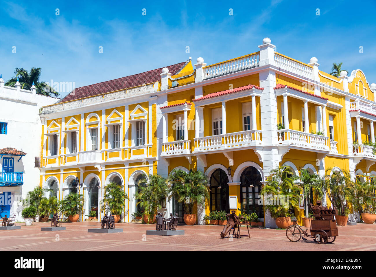 Yellow and white colonial building the historic center of Cartagena, Colombia Stock Photo