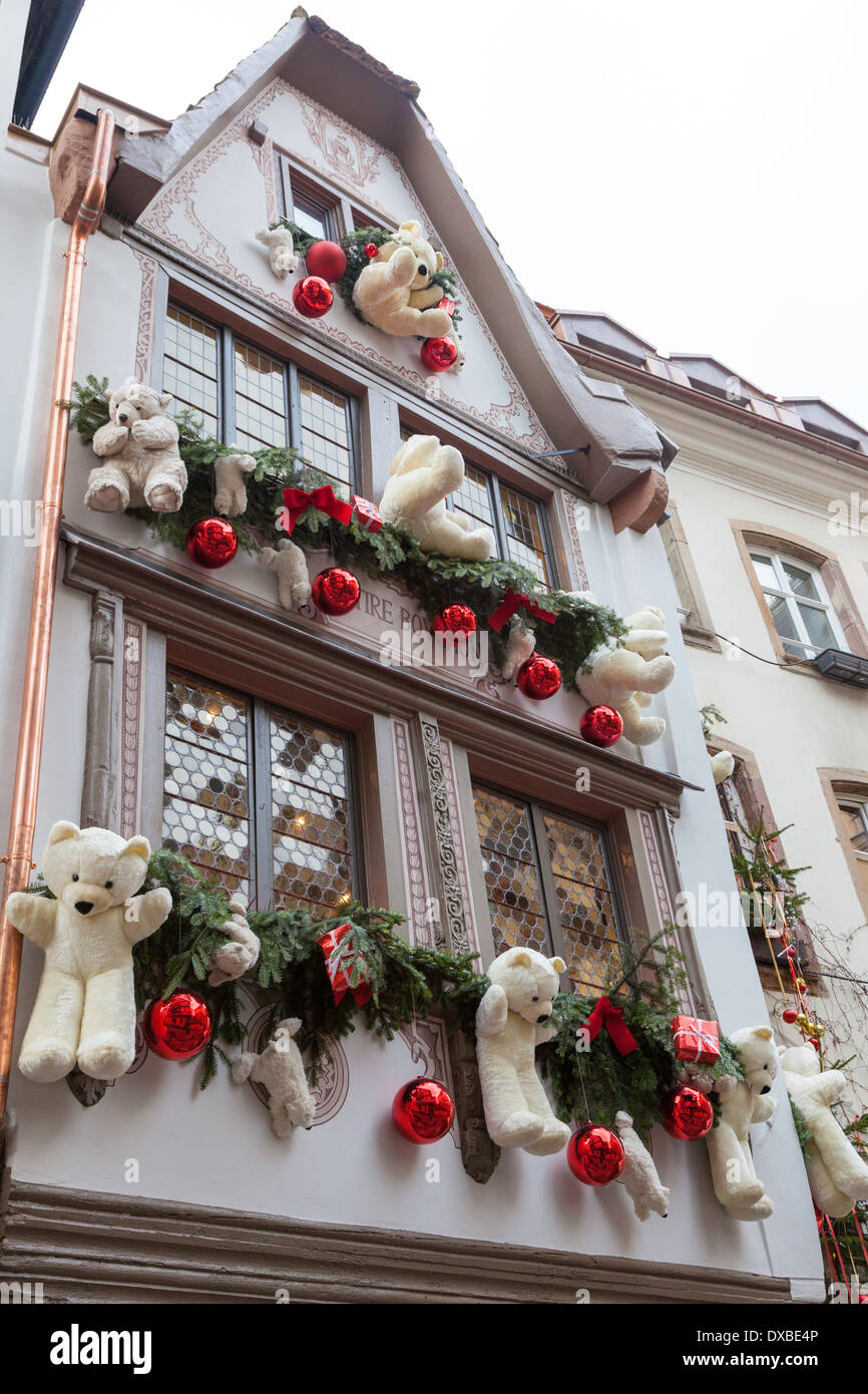Teddy bears as Christmas decorations on the exterior of Au Tire Bouchon, Strasbourg, France Stock Photo