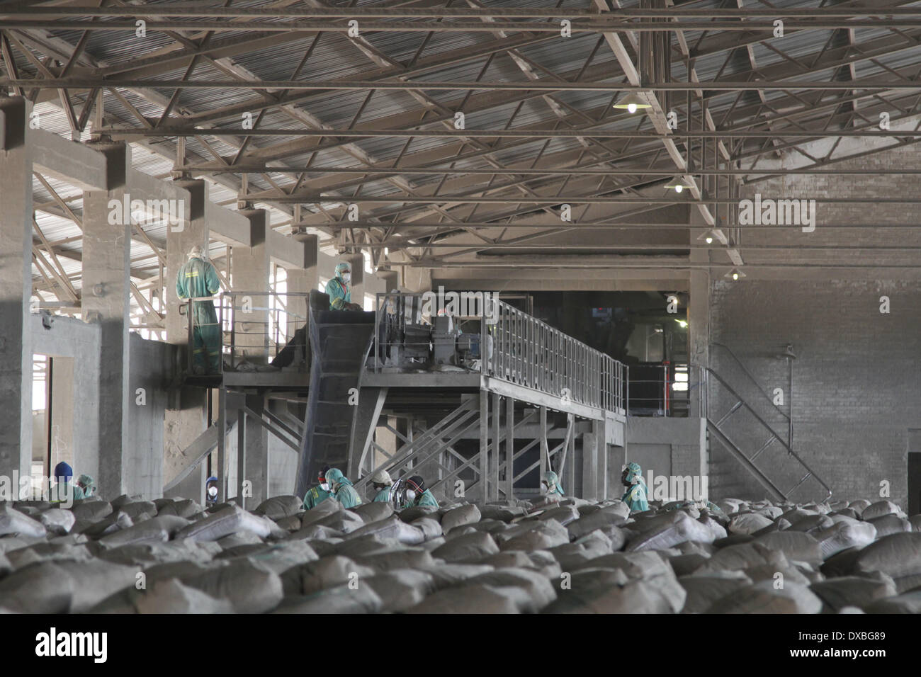Gweru, Zimbabwe. 13th Mar, 2014. Zimbabweans work at SinoZimbabwe Cememt Company (SZCC)'s