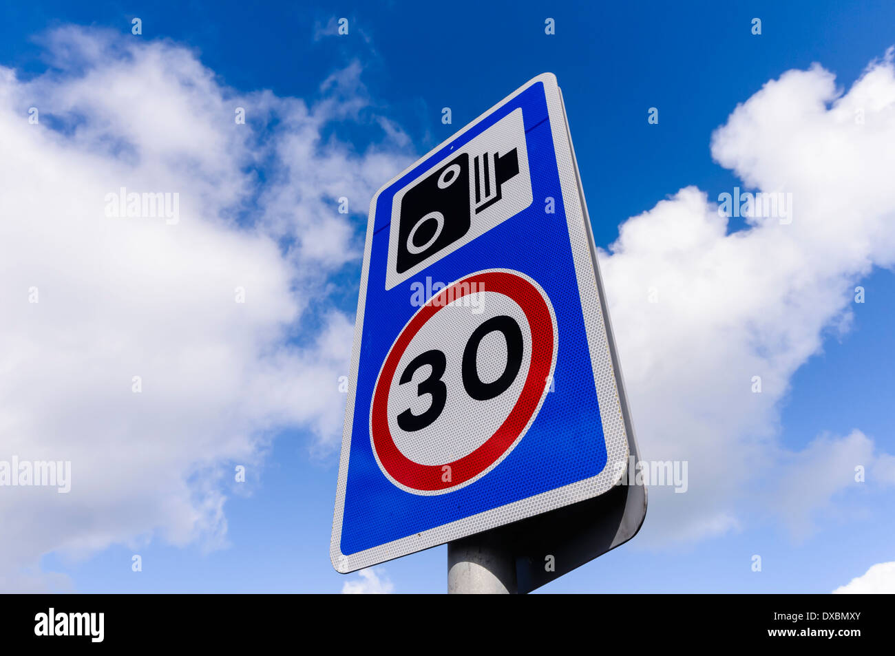 30mph speed limit sign with a speed camera warning Stock Photo Alamy