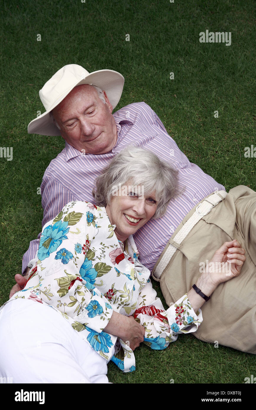 Senior couple in the park Stock Photo - Alamy