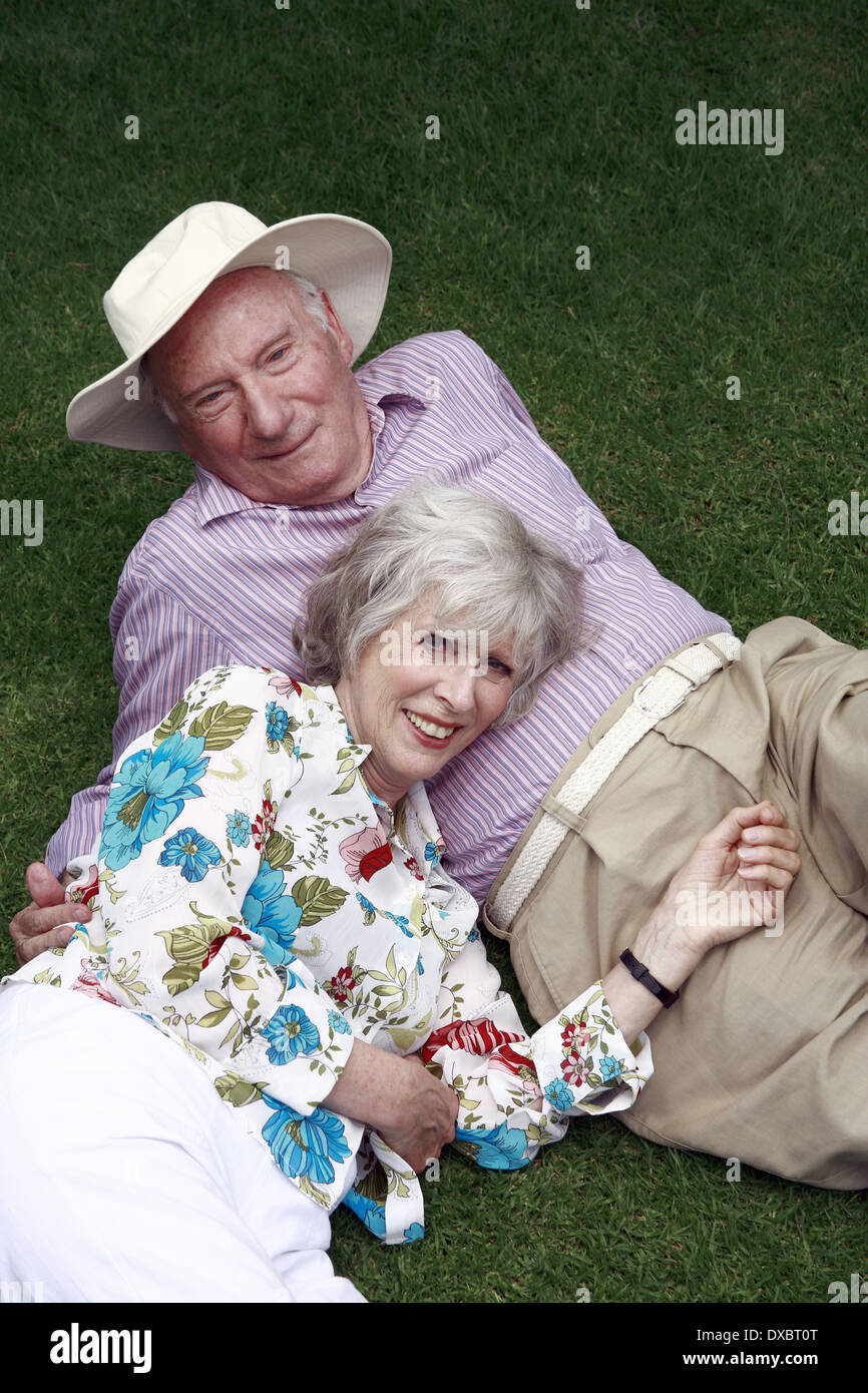 Senior couple in the park Stock Photo - Alamy