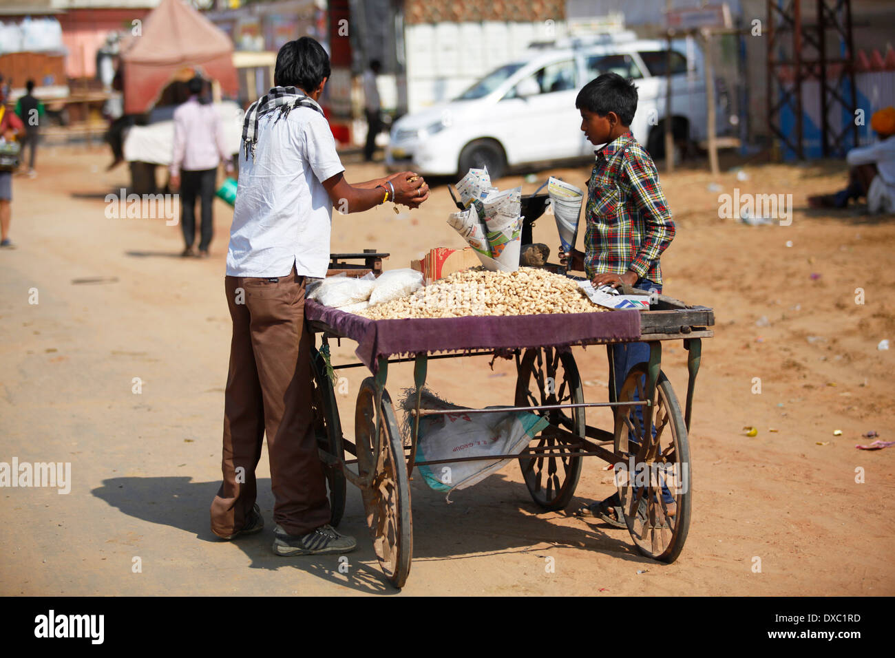 Street food seller during the 'Pushkar Camel Fair'. Rajasthan, India. Stock Photo