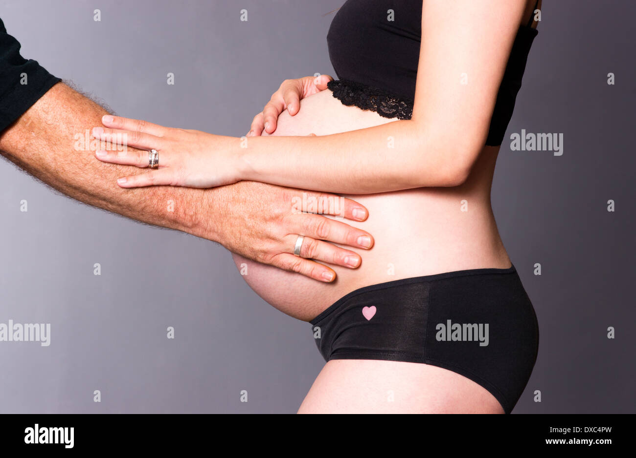 Девушка джинсы животик. Беременной трогают живот. Мужской животик. Пупок в джинсах. Животик подростка.