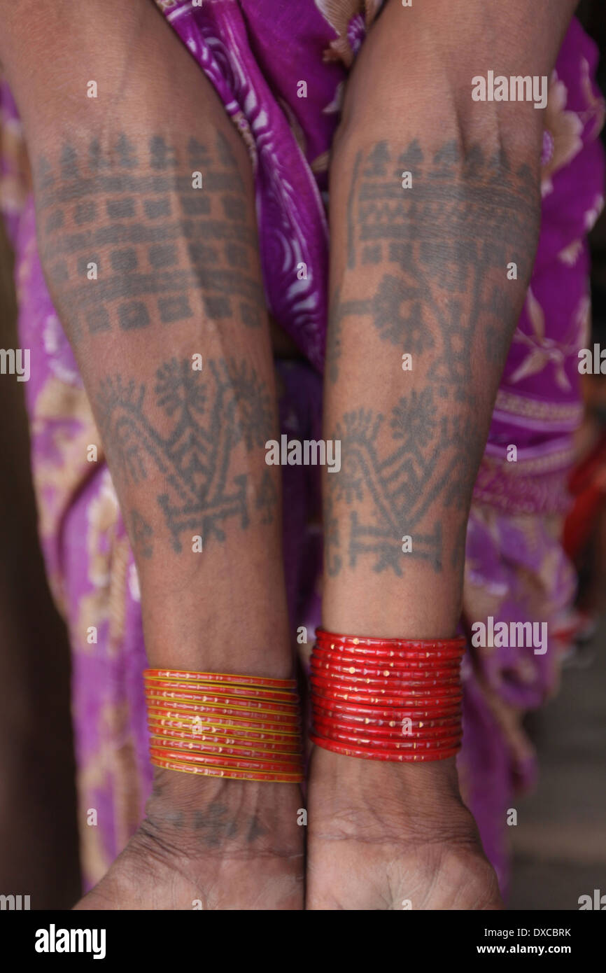Tattoo designs on the arms of a tribal woman. Kurmi caste. Bhilwara  village, district Hazaribaug, Jharkhand, India Stock Photo - Alamy