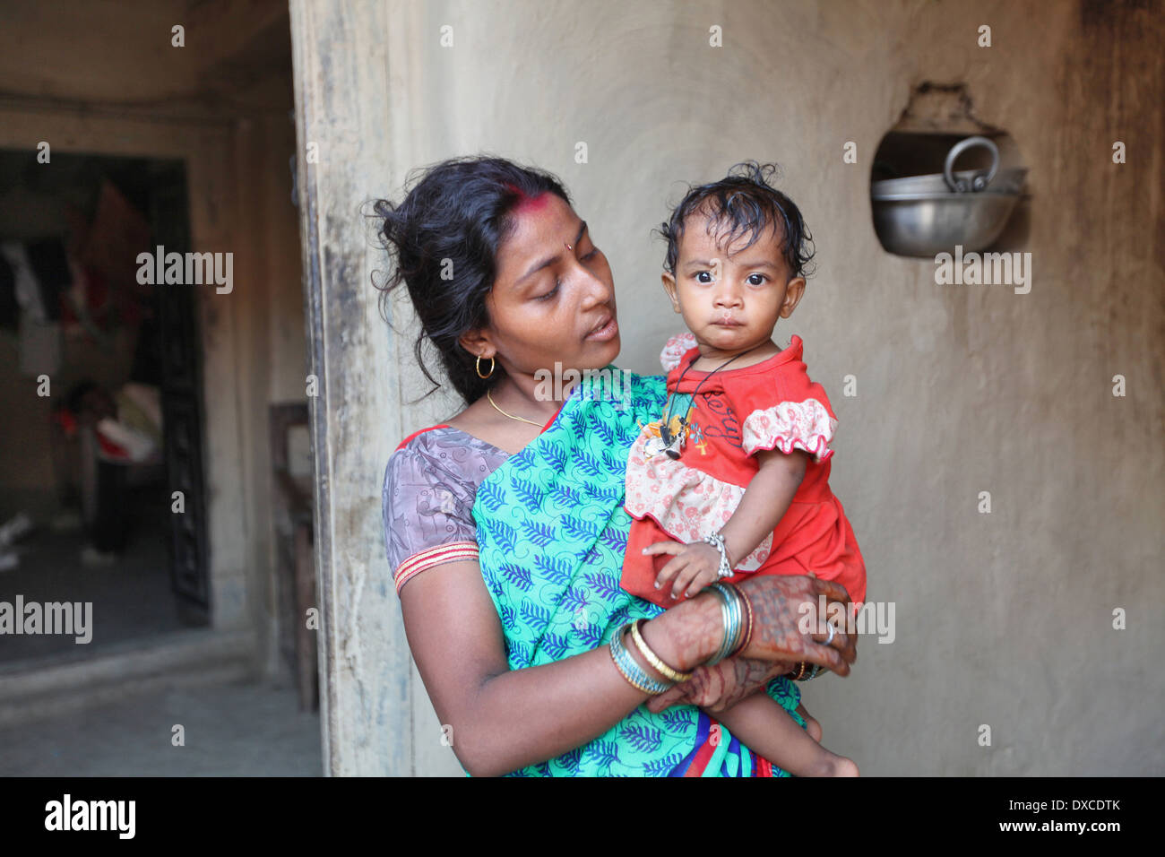 Mother and child. Kurmi caste. Bhilwara village, district Hazaribaug, Jharkhand, India Stock Photo