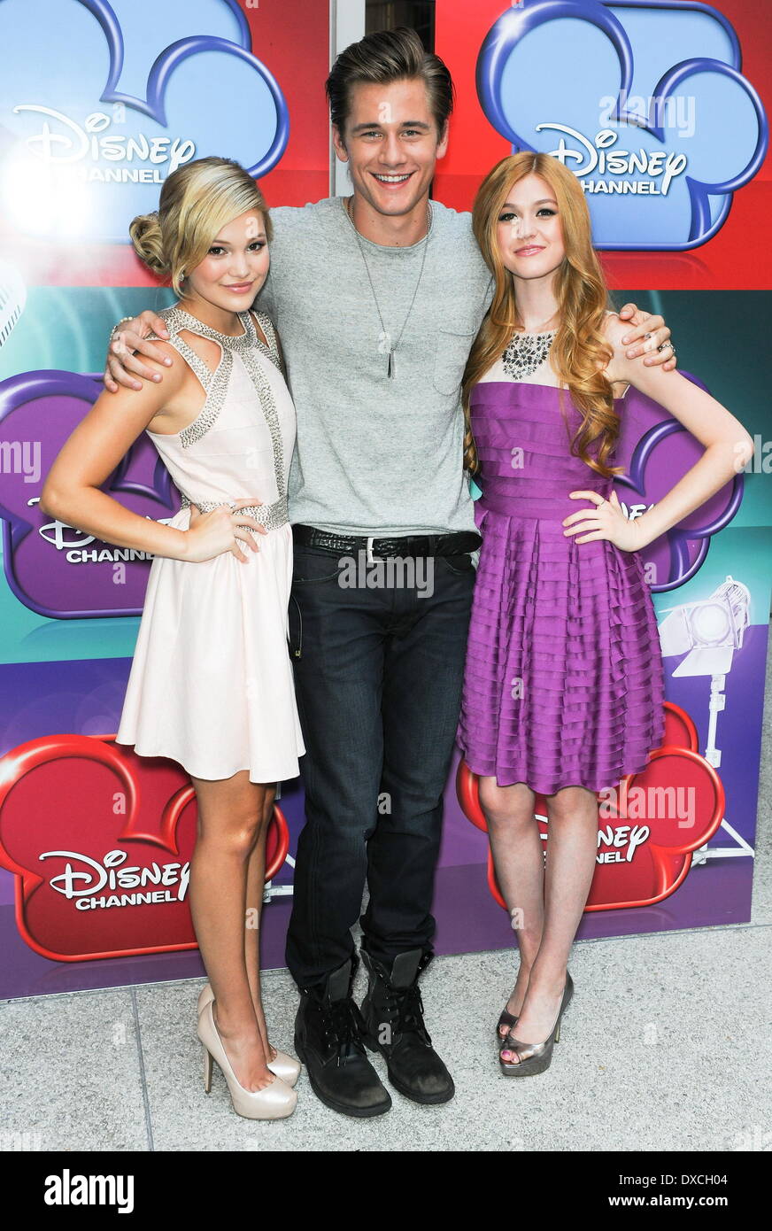 Had Me At Hello Luke Benward And Olivia Holt Olivia Holt And Luke Benward Holding Hands