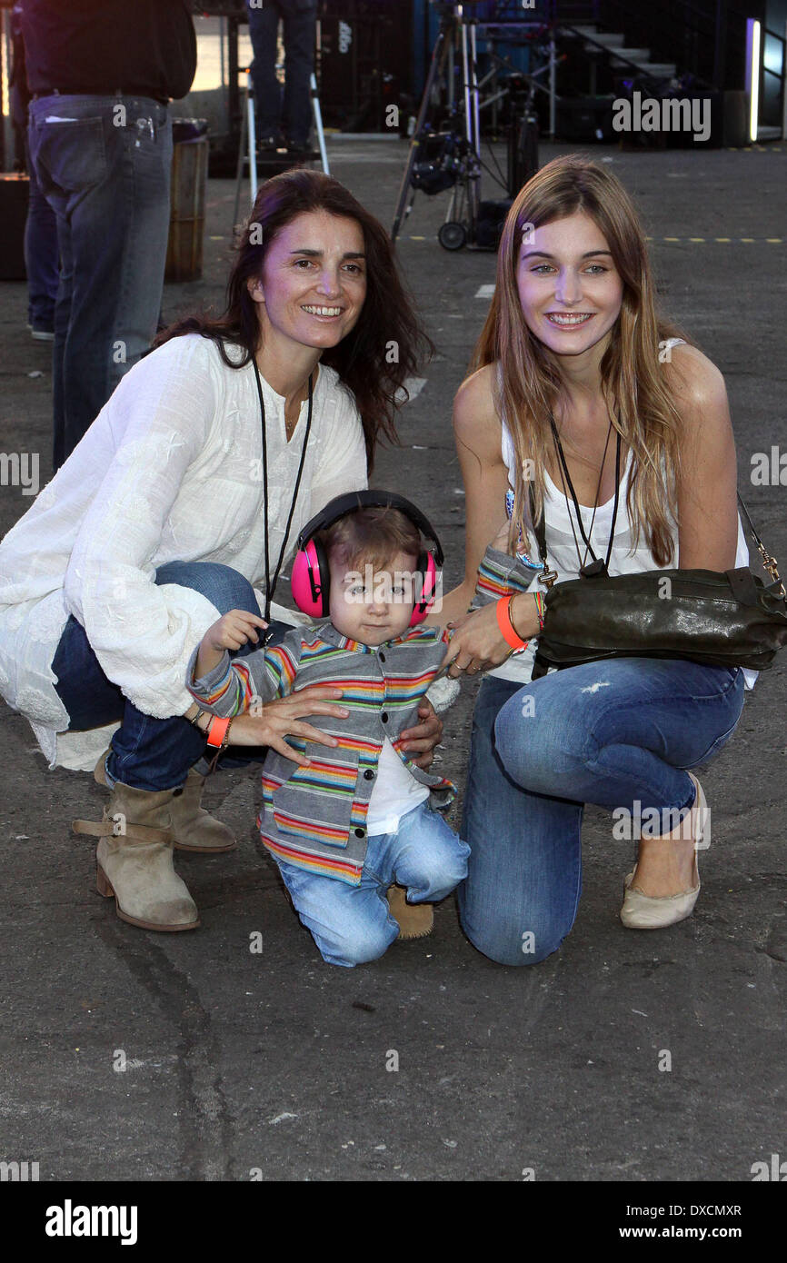 Alizee Guinochet, Dessa Blaine and her grandmother David Blaine's 'Electrified: One Million Volts Always On' stunt held at Pier 54 Featuring: Alizee Guinochet, Dessa Blaine and her grandmother Where: New York City, United States When: 05 Oct 2012 Stock Photo