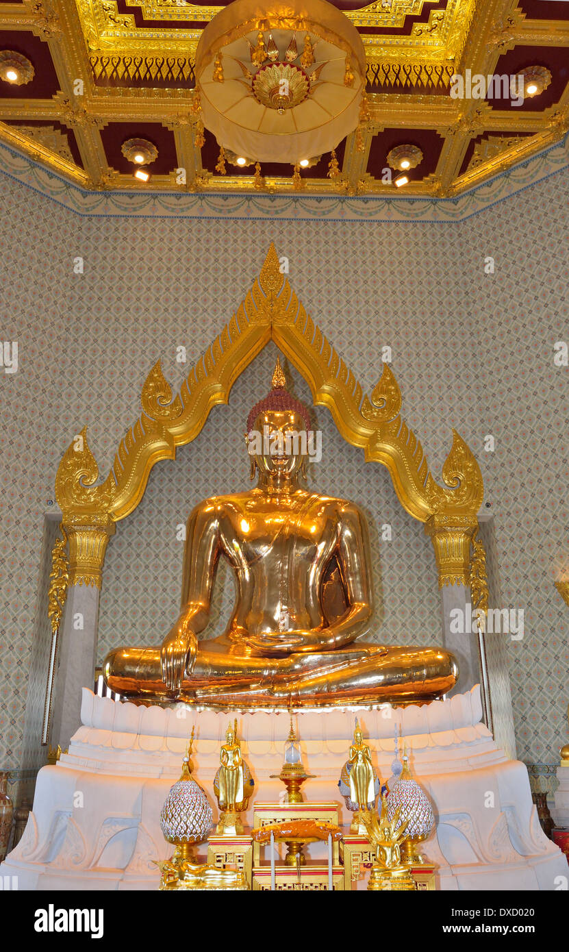 Solid gold buddha (weighing 5.5 tonnes) in the temple of Wat Traimit ...