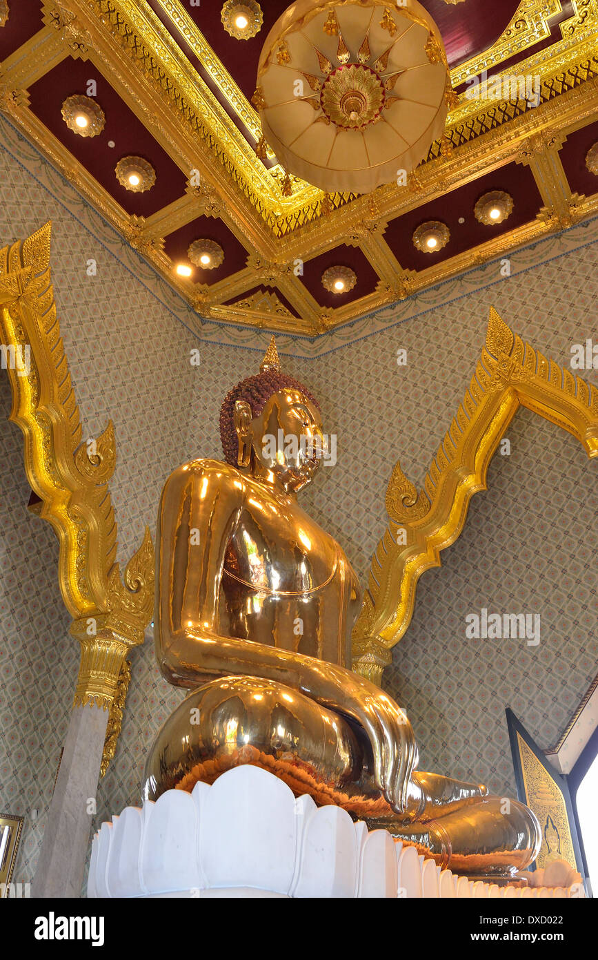 Solid gold buddha (weighing 5.5 tonnes) in the temple of Wat Traimit ...