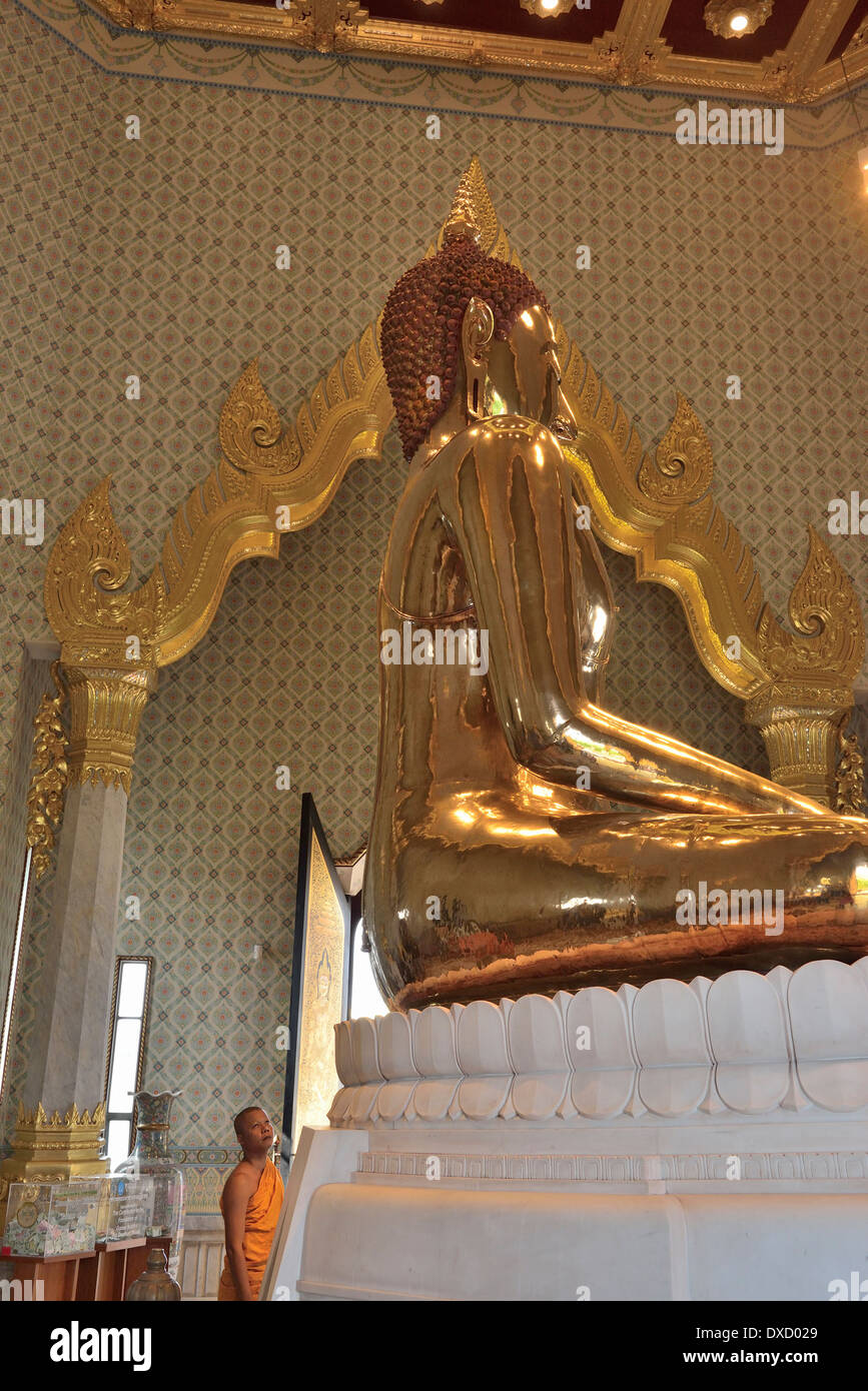 Solid gold buddha (weighing 5.5 tonnes) in the temple of Wat Traimit ...