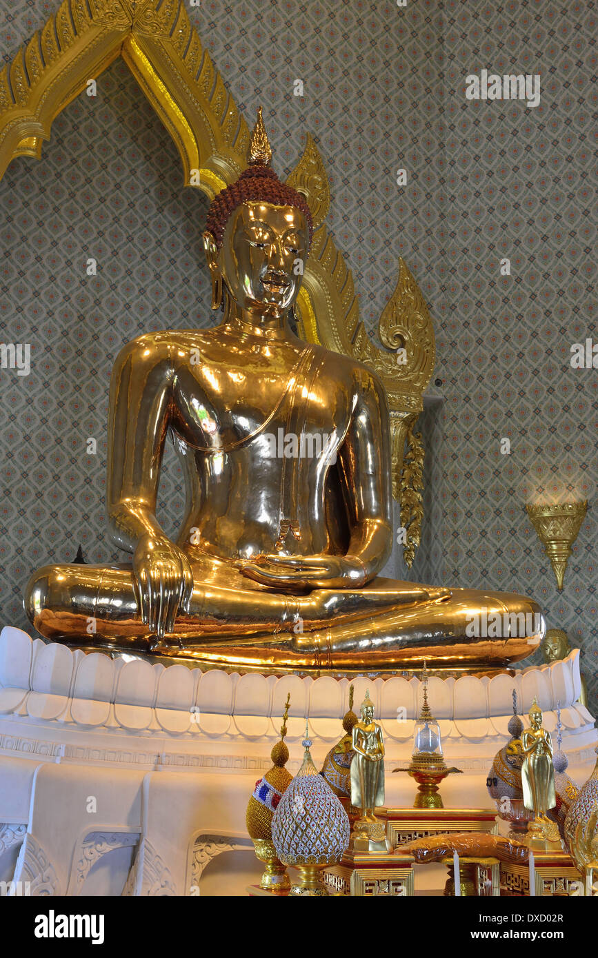 Solid gold buddha (weighing 5.5 tonnes) in the temple of Wat Traimit ...