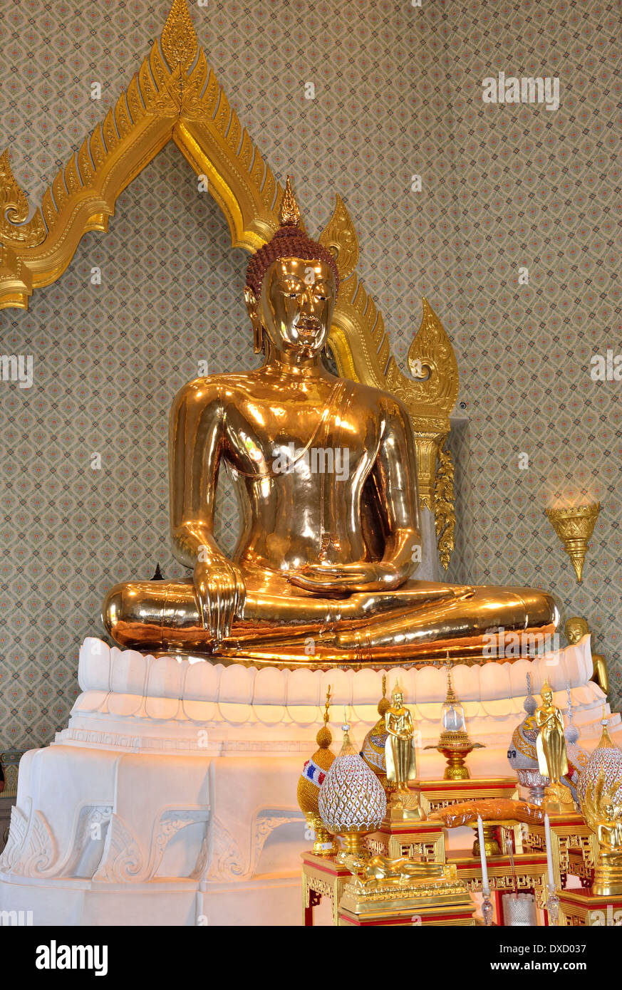 Solid gold buddha (weighing 5.5 tonnes) in the temple of Wat Traimit ...
