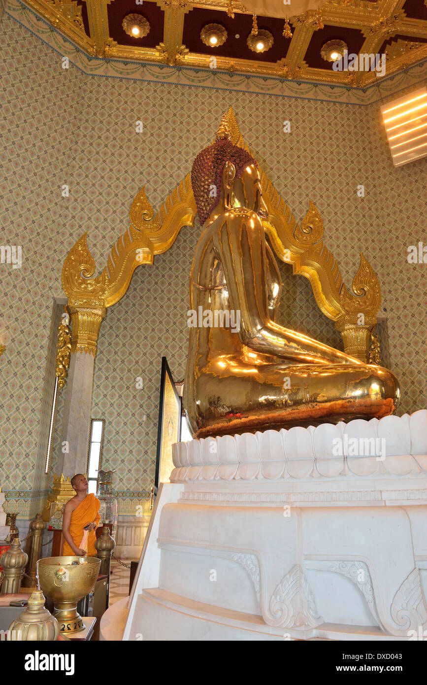 Solid gold buddha (weighing 5.5 tonnes) in the temple of Wat Traimit ...