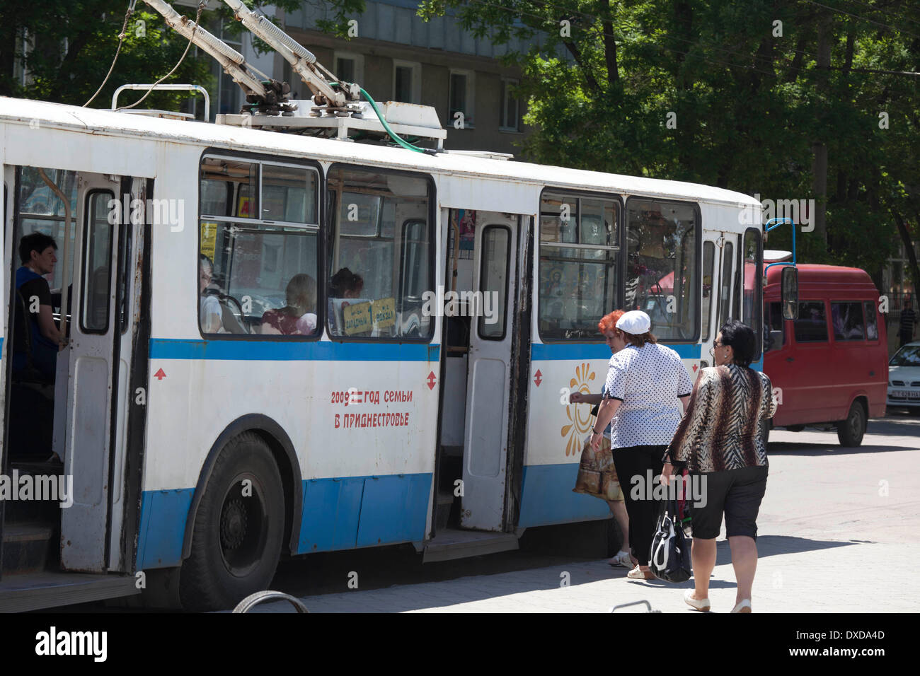drei Frauen steigen in einen Trolleybus aus sowjetischer Zeit in Tiraspol / thre woman boarding a trolleybus from soviet times / Foto: Robert B. Fishman, ecomedia,, 26.05.2011 Stock Photo