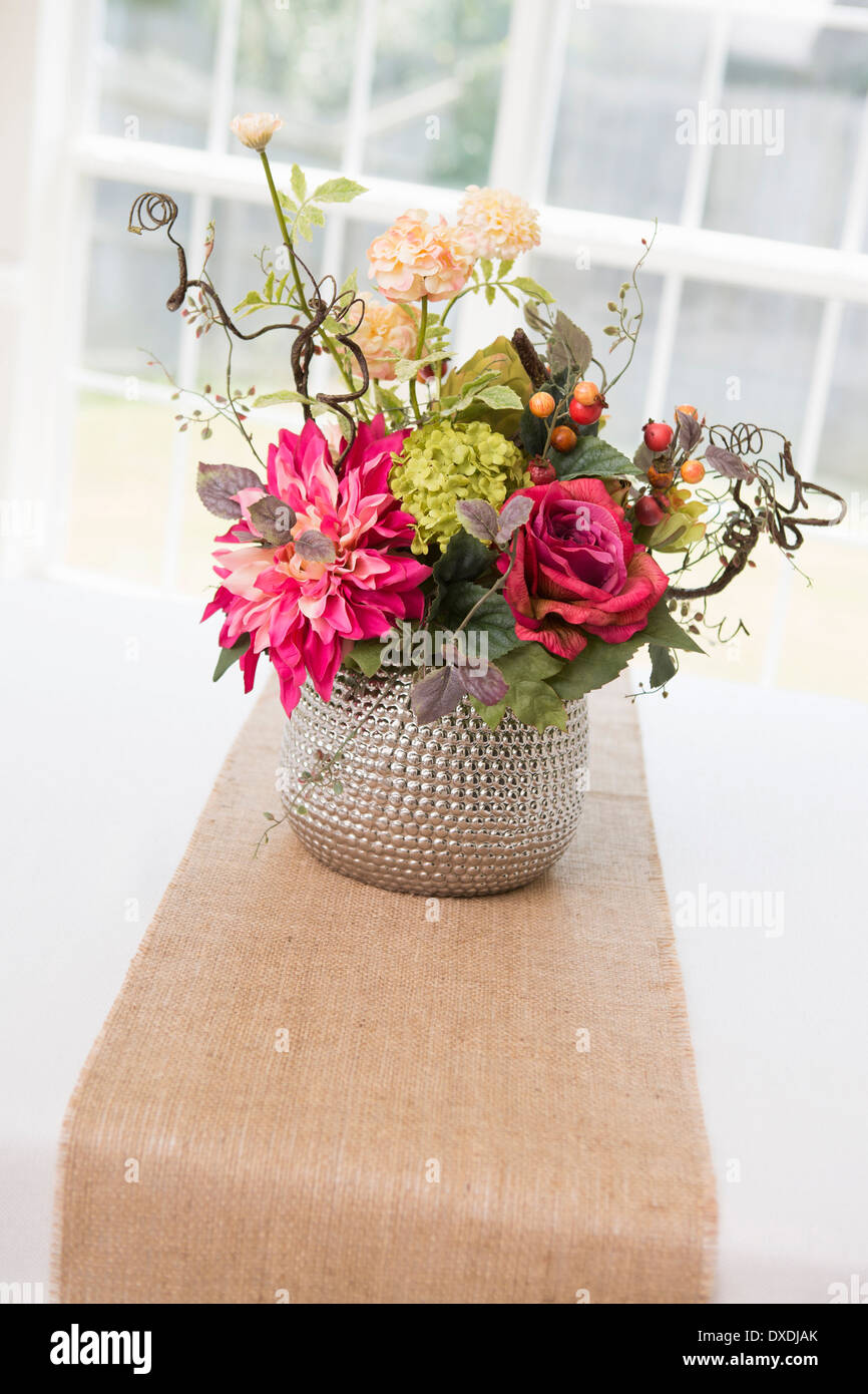 Floral centerpiece on table with burlap table runner Stock Photo Alamy