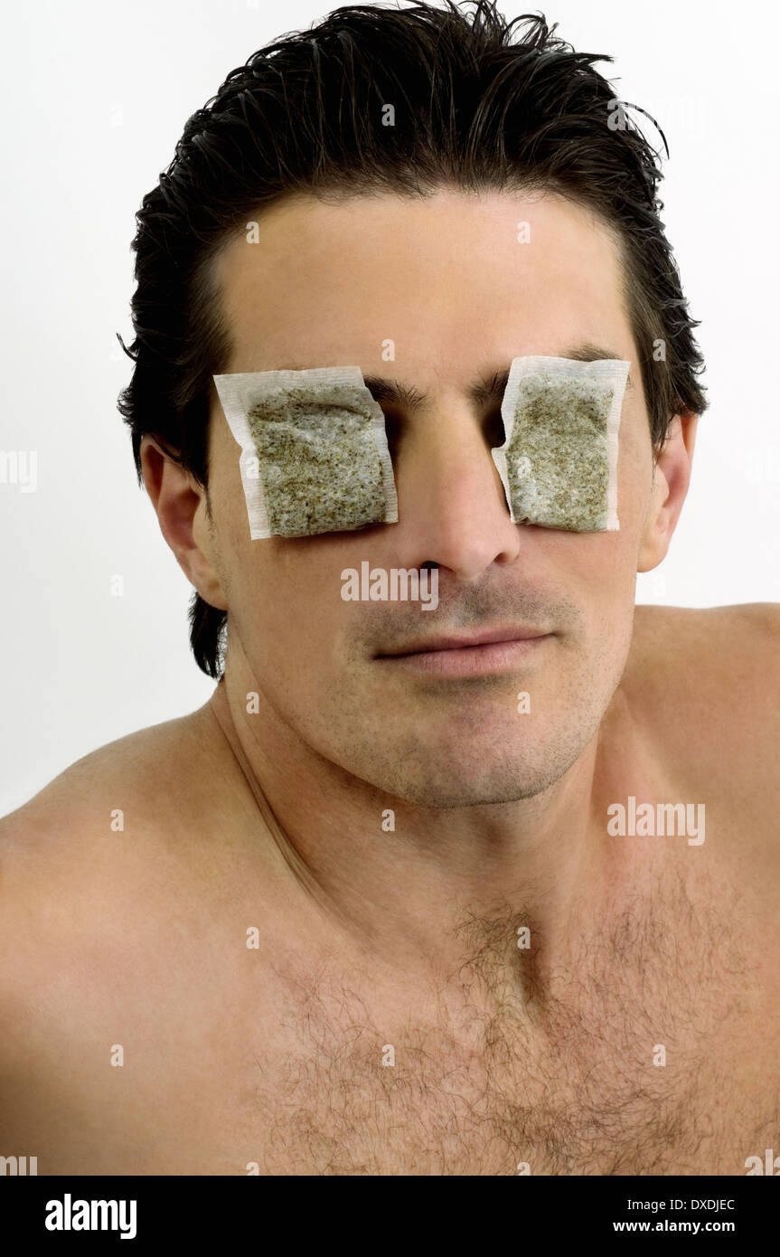 Tea bags on eyes Benefits and how to use according to an expert