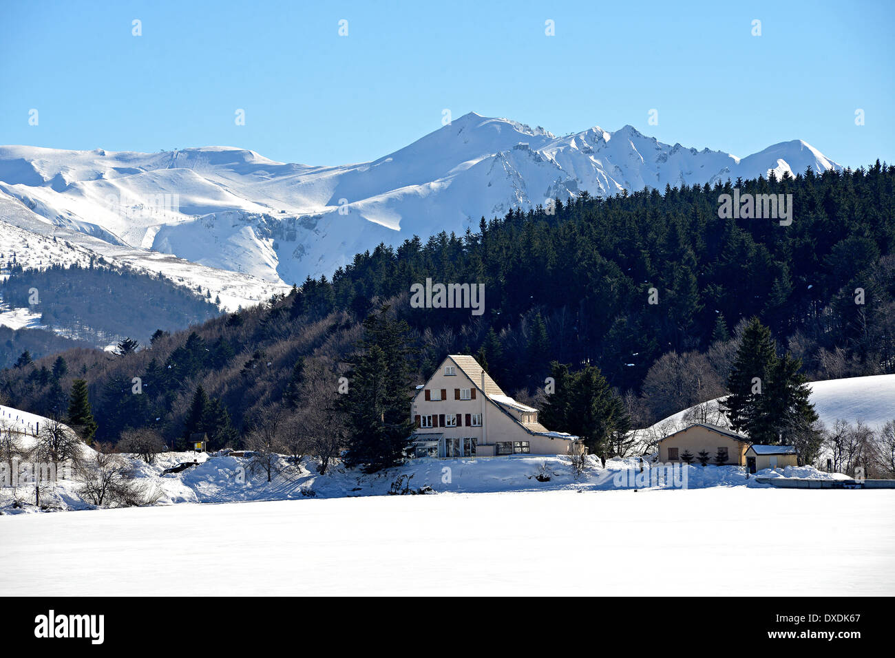 Guery lake in winter and Sancy range, Puy-de-Dome , Auvergne , Massif-Central,  France Stock Photo