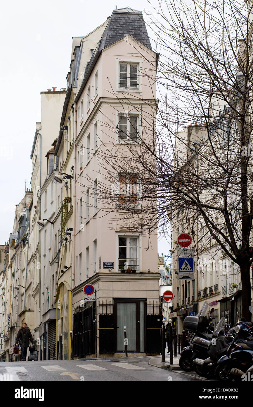 Narrow Housing located at the crossing of the Rue SaintDenis Paris