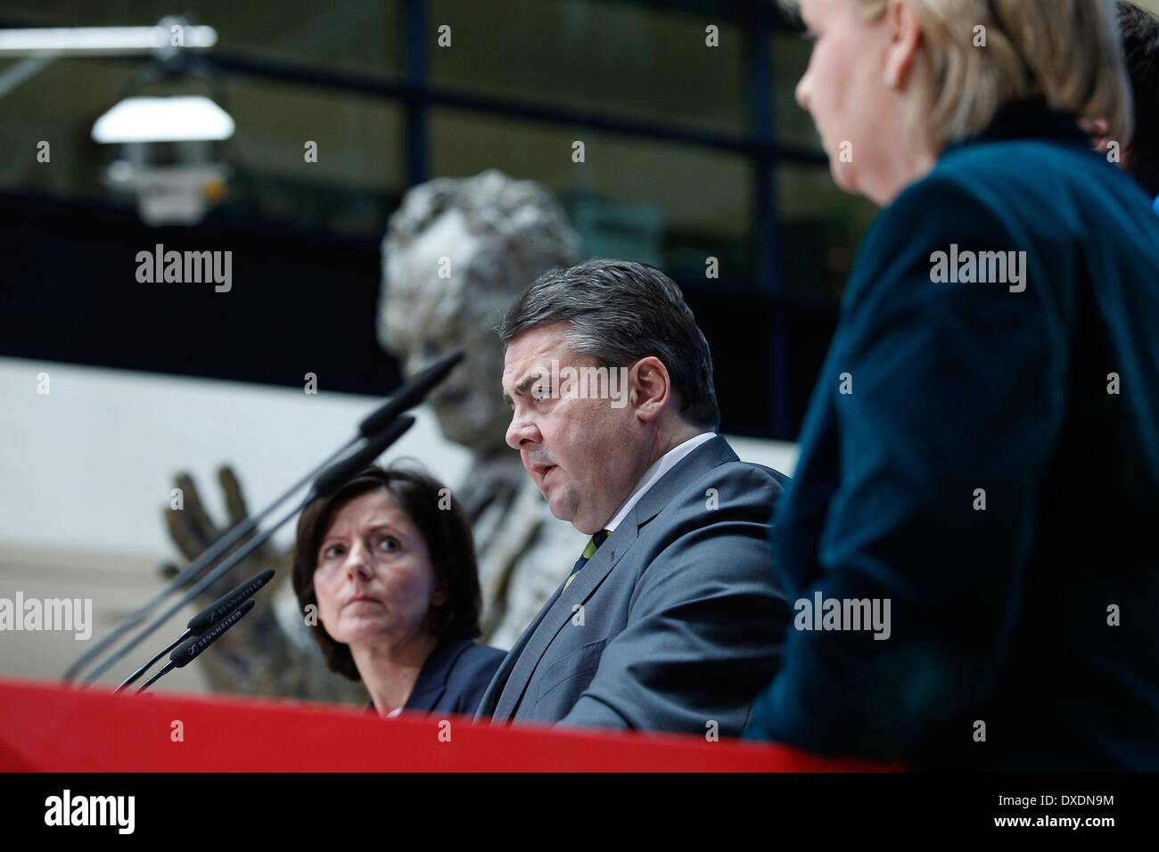 Berlin, Germany. 24th Mar, 2014. Statement on energy policy with Sigmar Gabriel, SPD Chief and Miniter of Economy, and Hannelore Kraft, Minister-President of North Rhine-Westphalia, and Malu Dreyer, Minister-President of Rhineland-Palatinate, and the Deputy Prime Minister of Baden-WÃƒÆ’Ã‚Â¼rttemberg Nils Schmid at Willy-Brandt-Haus in Berlin./Picture: Sigmar Gabriel, SPD Chief and Miniter of Economy, and Hannelore Kraft, Minister-President of North Rhine-Westphalia, and Malu Dreyer, Minister-President of Rhineland-PalatinateBerlin, Germany. Mars 24th, 2014.Statement on energy policy with S Stock Photo