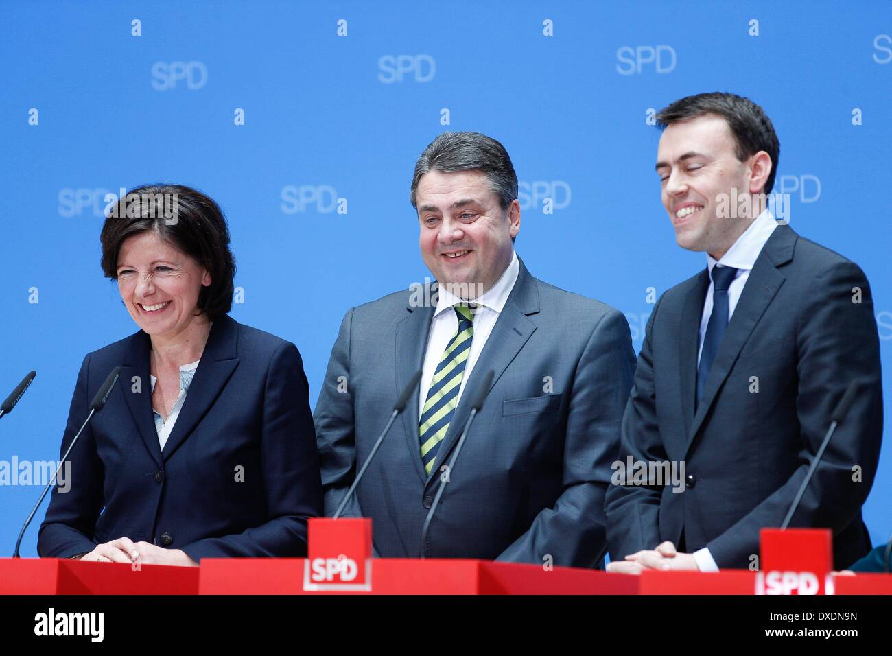 Berlin, Germany. 24th Mar, 2014. Statement on energy policy with Sigmar Gabriel, SPD Chief and Miniter of Economy, and Hannelore Kraft, Minister-President of North Rhine-Westphalia, and Malu Dreyer, Minister-President of Rhineland-Palatinate, and the Deputy Prime Minister of Baden-WÃƒÆ’Ã‚Â¼rttemberg Nils Schmid at Willy-Brandt-Haus in Berlin./Picture: Sigmar Gabriel, SPD Chief and Miniter of Economy, and Hannelore Kraft, Minister-President of North Rhine-Westphalia, and Malu Dreyer, Minister-President of Rhineland-Palatinate, and the Deputy Prime Minister of Baden-WÃƒÆ’Ã‚Â¼rttemberg Nils S Stock Photo