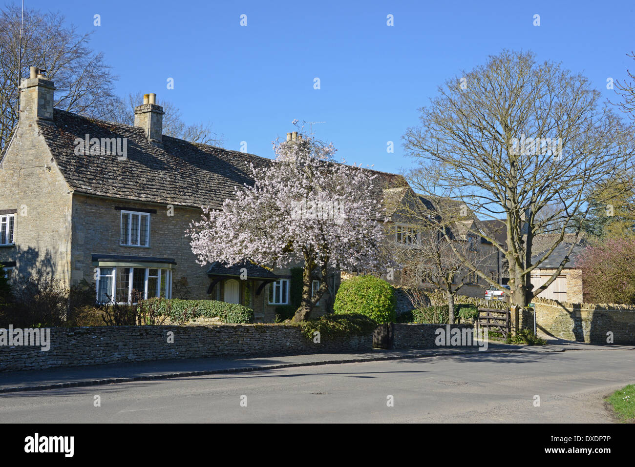Traditional country cottages, Shilton, near Burford, Oxfordshire, England Stock Photo