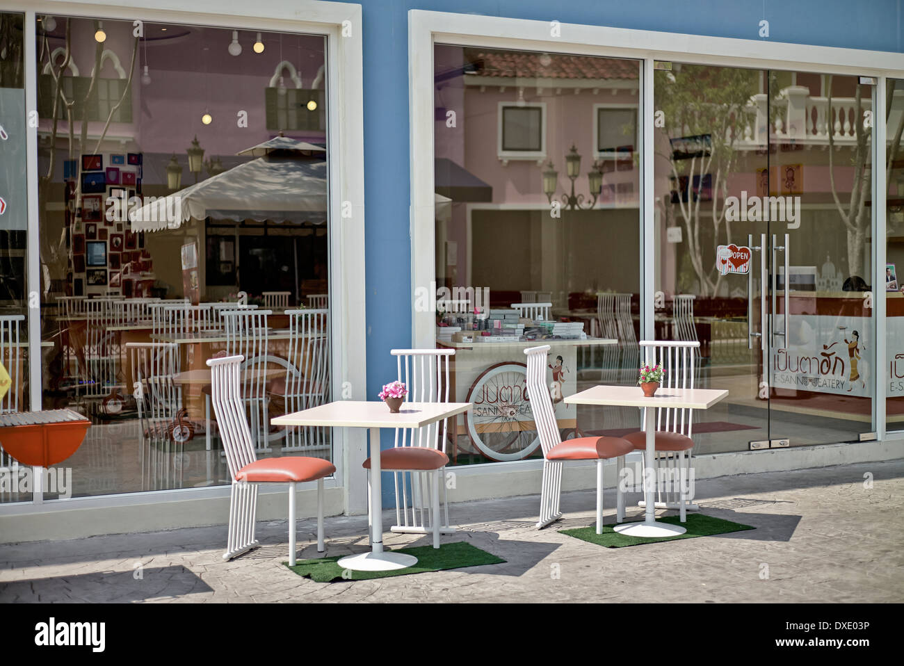 Modern restaurant table and chairs hires stock photography and images