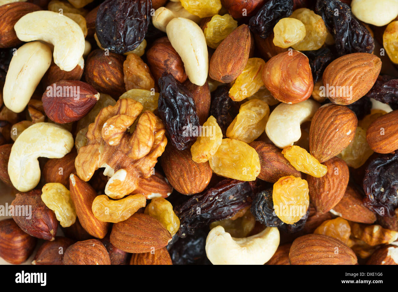 Сухофрукты россыпь. Сухофрукты коллаж. Смесь ореховая (кешью, фундук, миндаль, арахис. Nuts dried fruit. Орехи и сухофрукты.