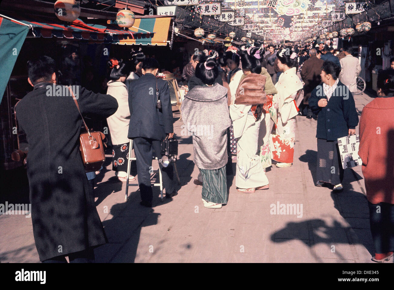 Japanese Geishas shop in street market in Tokyo in 1961 Stock Photo