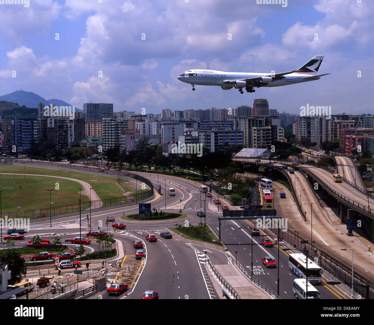 Cathay Pacific B747 runway 13 at Kai Tak, Hong Kong Stock Photo