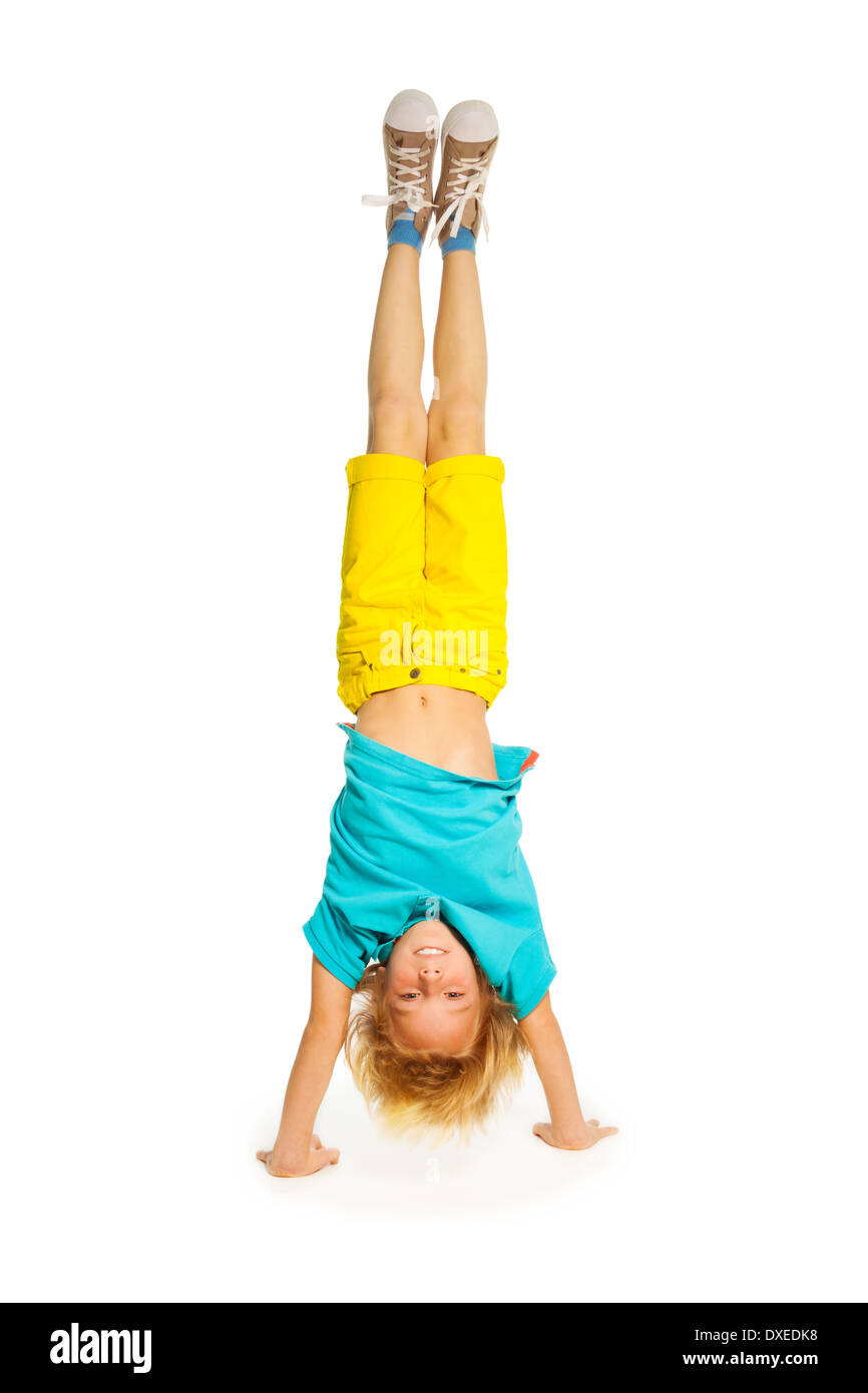 ребенок стоит на руках. стойка на руках йога. ребенок стоит на руках. ребенок стоит на руках. красивые гибкие девушки.