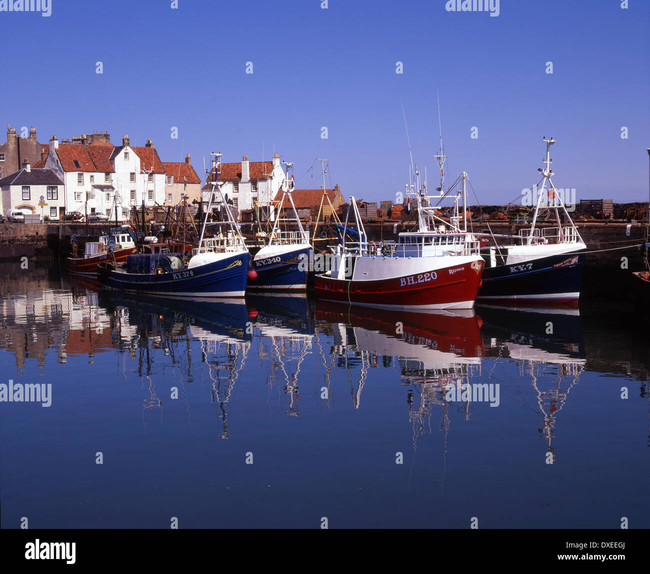 Pittenweem fife harbour fishing boats hi-res stock photography and ...