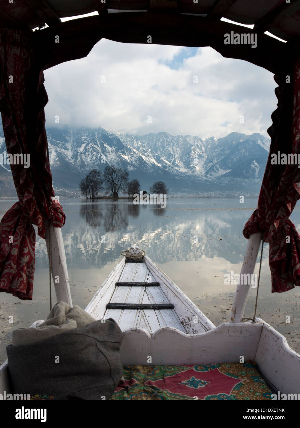 India, Kashmir, Srinagar, two men paddling Shikara approaching Char Chinar Island Stock Photo