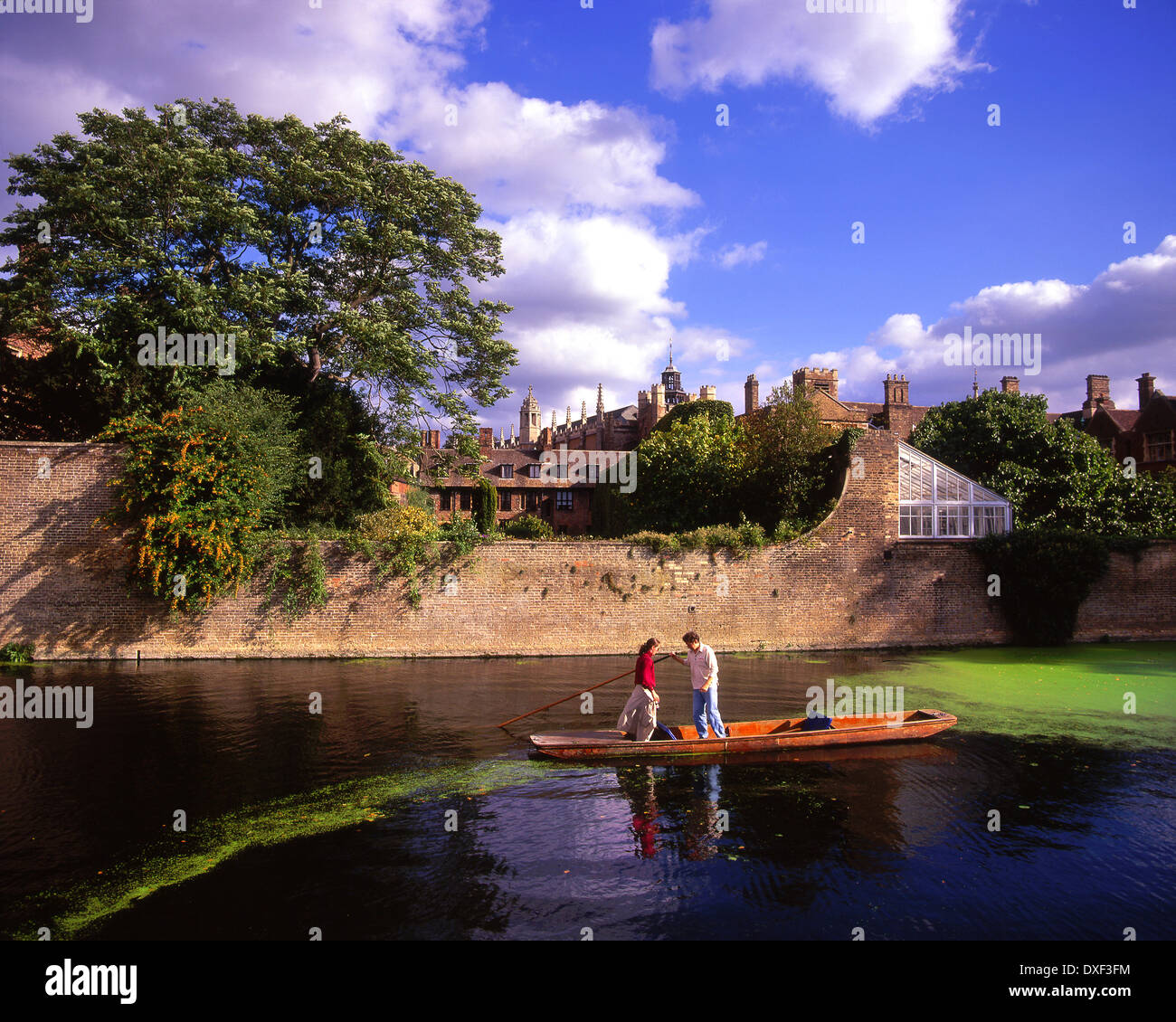 COUPLE ON A PUNT ON THE RIVER CAM IN CAMBRIDGE,ENGLAND Stock Photo