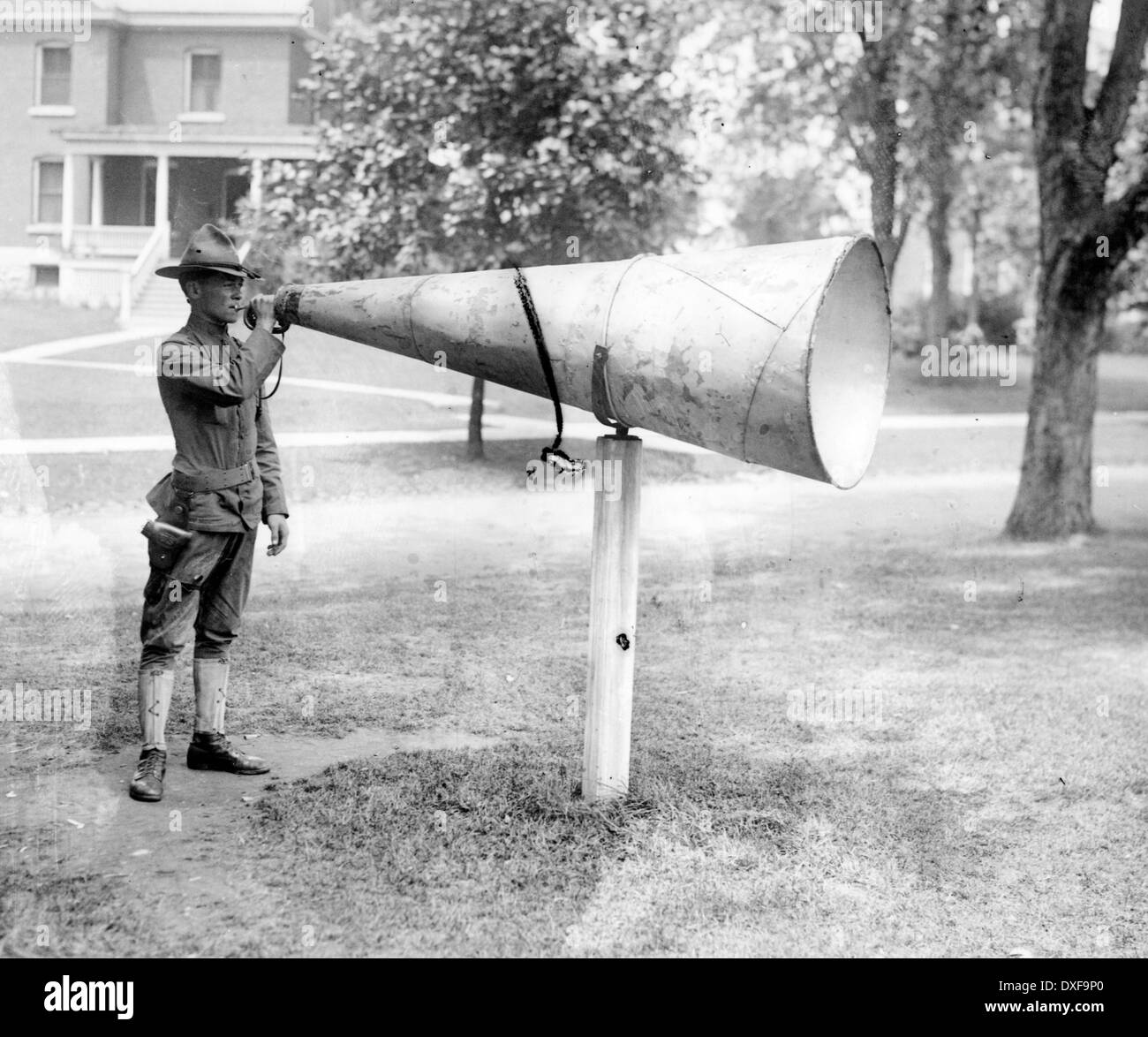 BUGLER using a megaphone at Fort Totten, Washington State, in 1918 Stock Photo