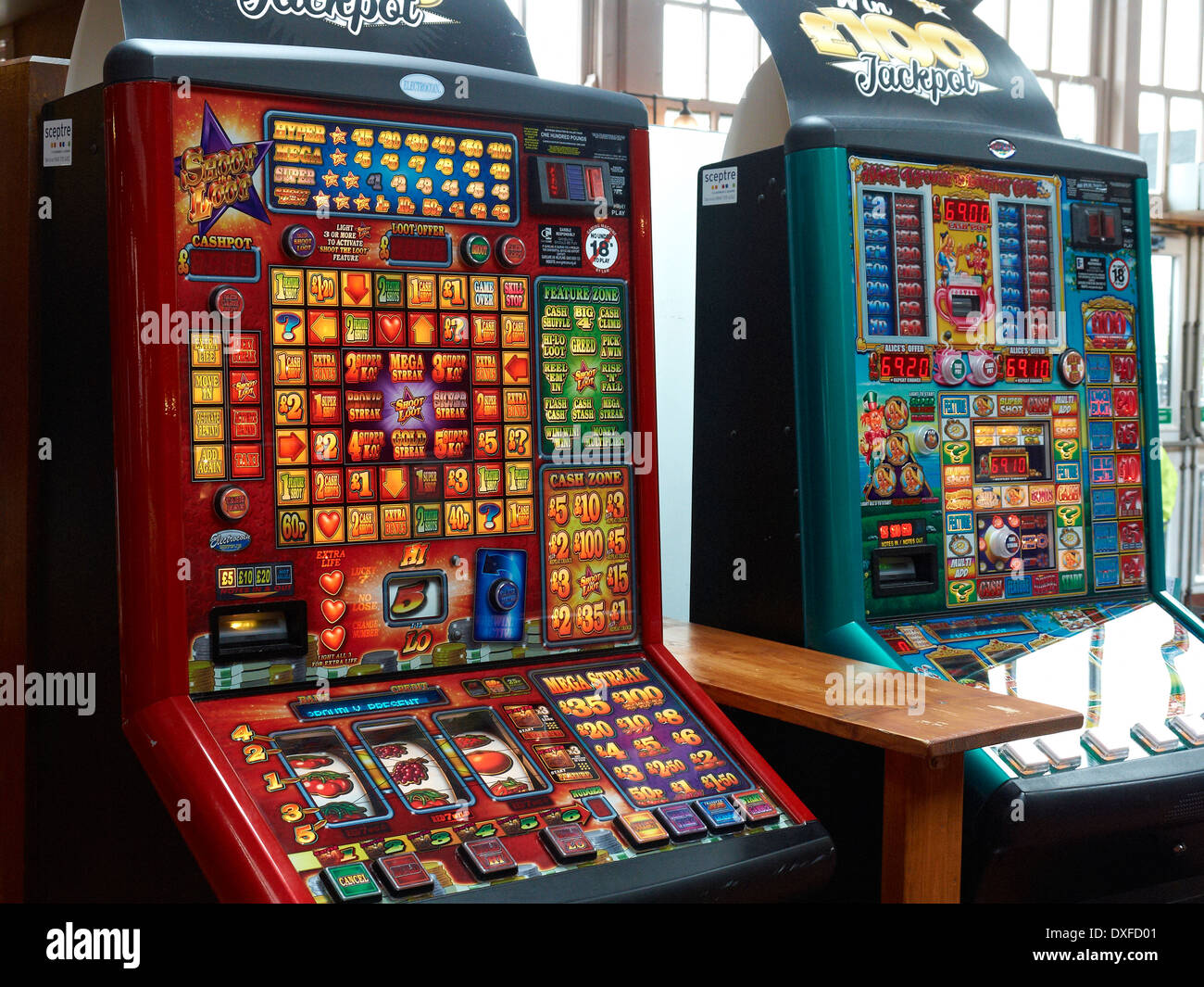 fruit-machine-in-a-pub-uk-DXFD01.jpg