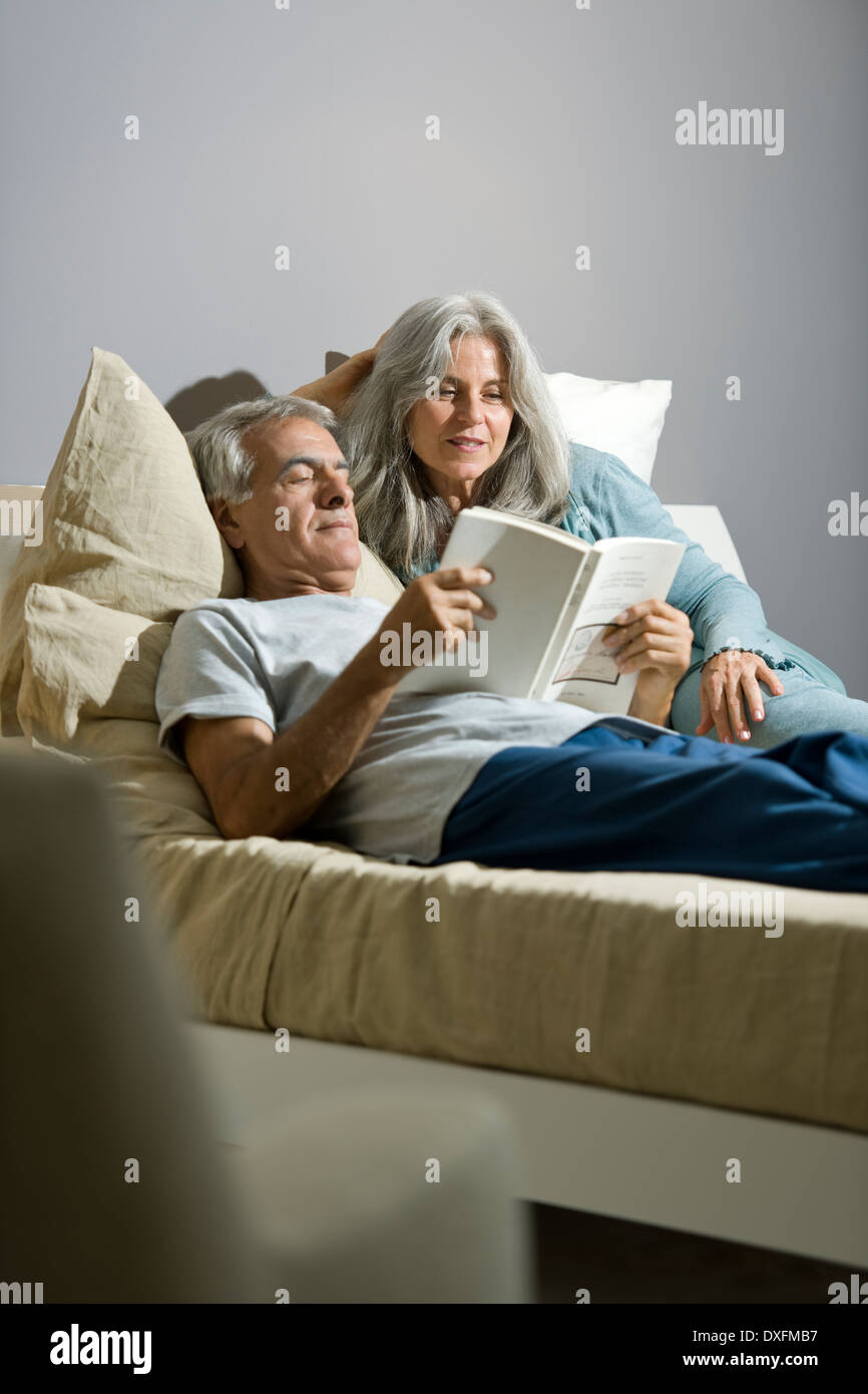 50 couple bed hi-res stock photography and images - Alamy