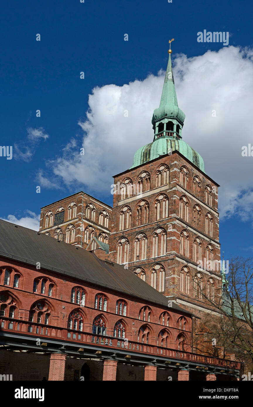 Town hall with towers of St Nicholas Church, old town, Hanseatic City ...