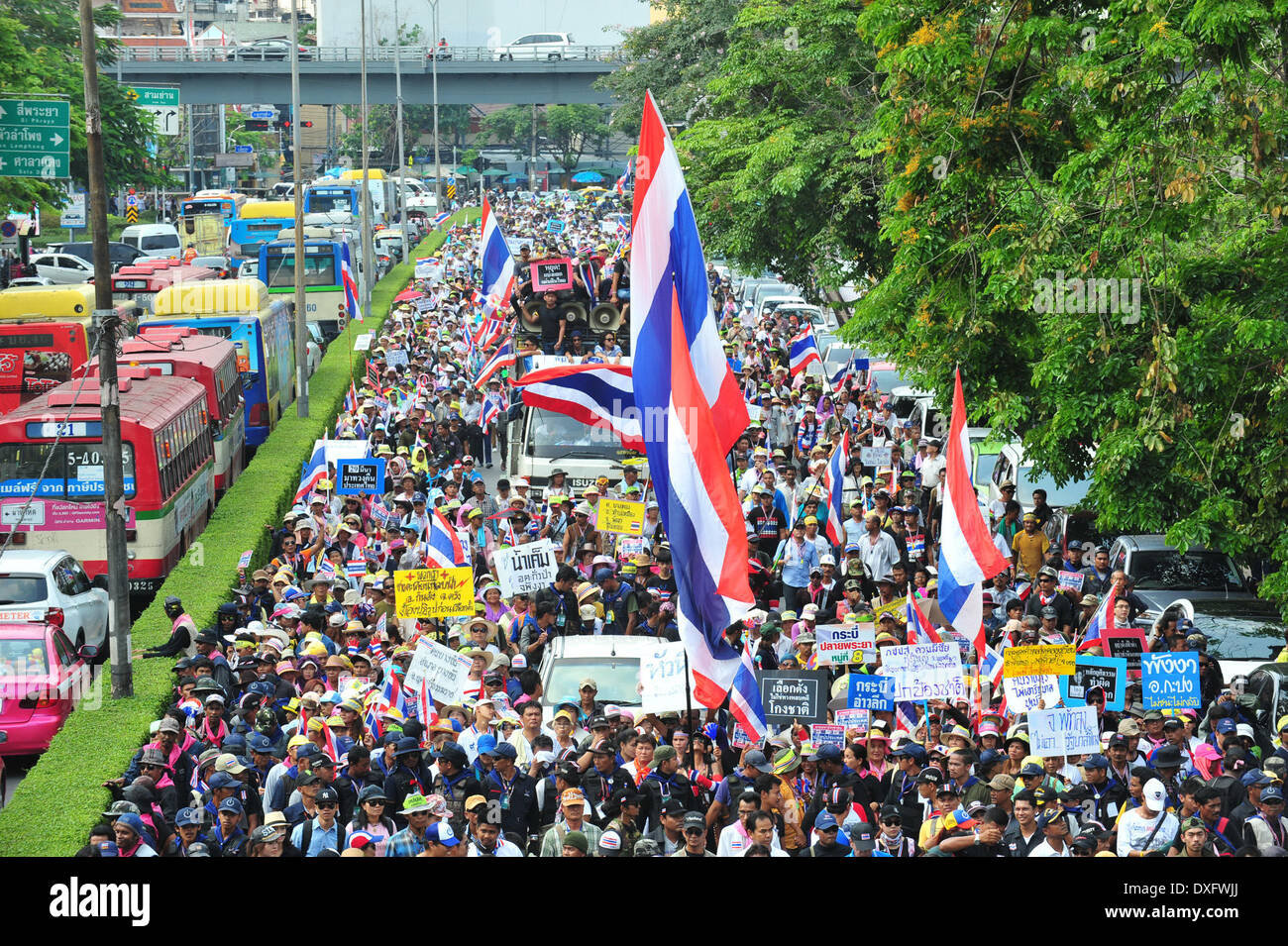 Bangkok, Thailand. 26th Mar, 2014. Anti-government supporters march through streets in Bangkok, Thailand, March 26, 2014. People's Democratic Reform Committee protesters marched in Bangkok for the third day to invite Bangkok people to join their mass rally on Saturday. Credit:  Rachen Sageamsak/Xinhua/Alamy Live News Stock Photo