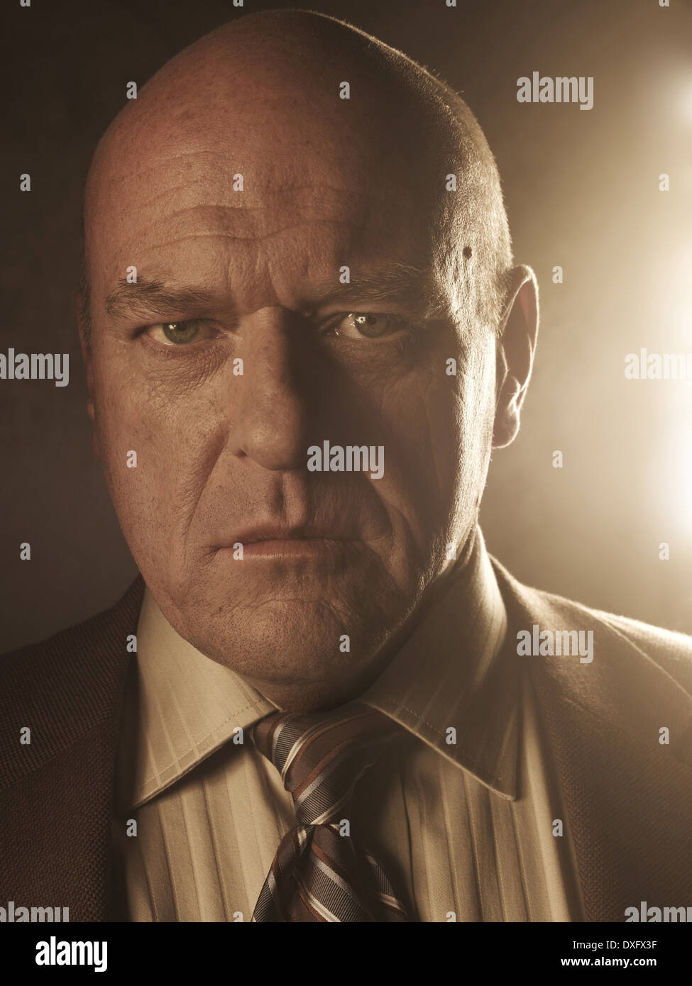 Dean norris full length hi-res stock photography and images - Alamy