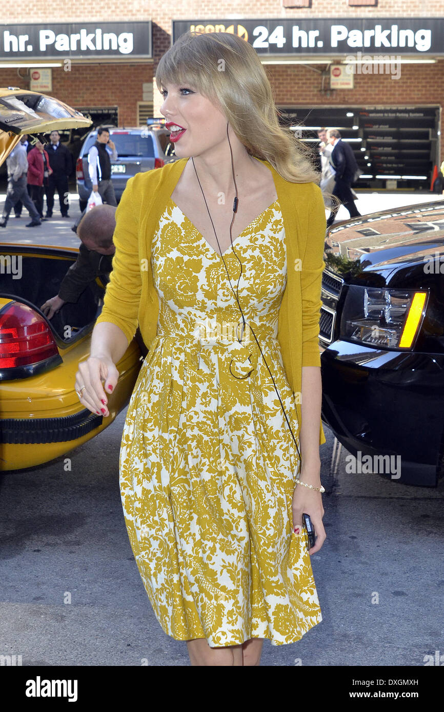 Taylor Swift wears headphones while returning to her hotel Featuring: Taylor  Swift Where: New York City, United States When: 22 Oct 2012 **** Stock  Photo - Alamy
