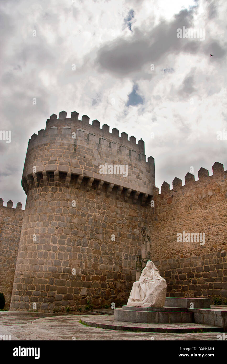Stretch of Avila Wall and Santa Teresa sculpture, Unesco World Heritage Stock Photo