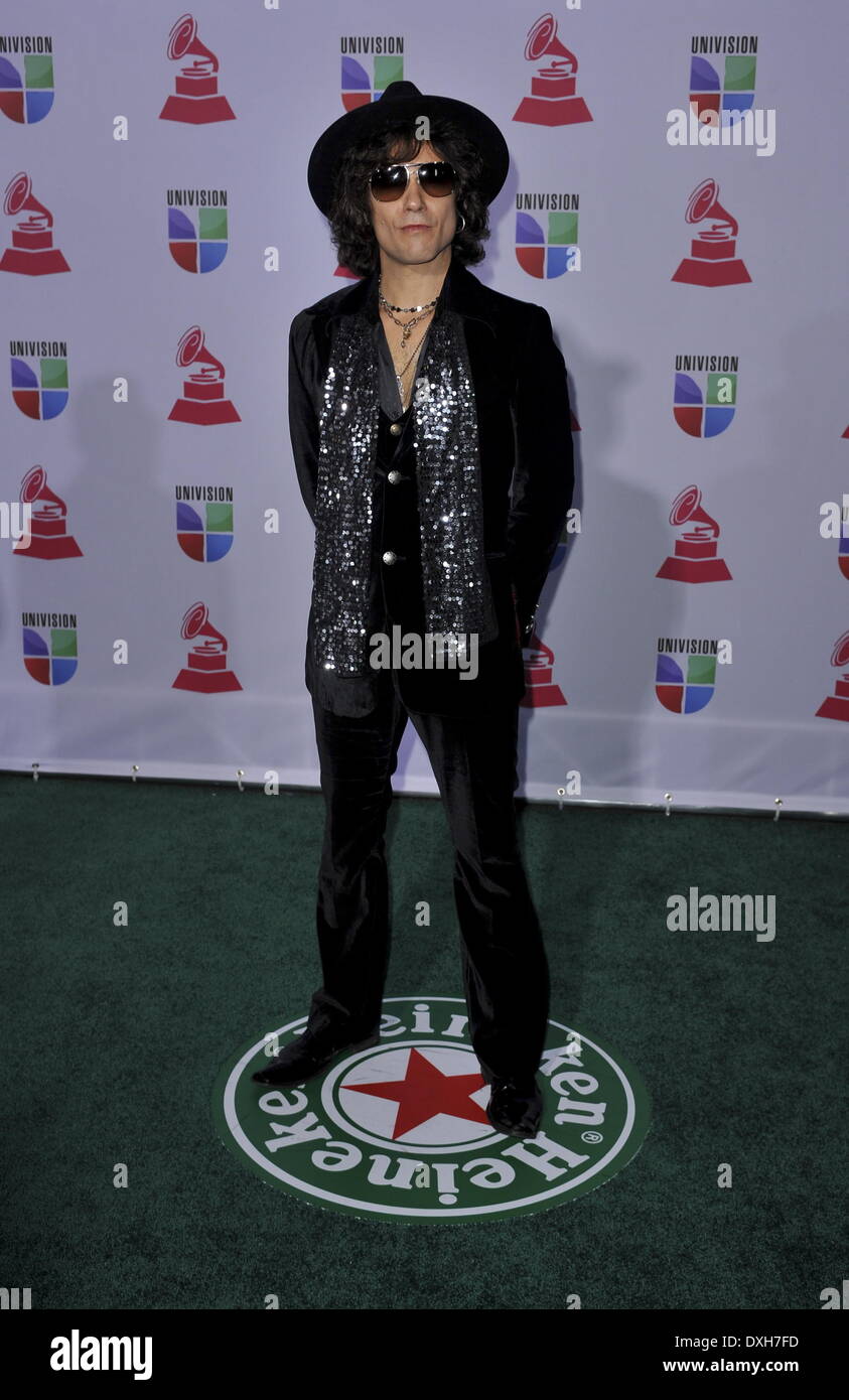Enrique Bunbury, vocalista del grupo de rock and roll Heroes del Silencio  Stock Photo - Alamy