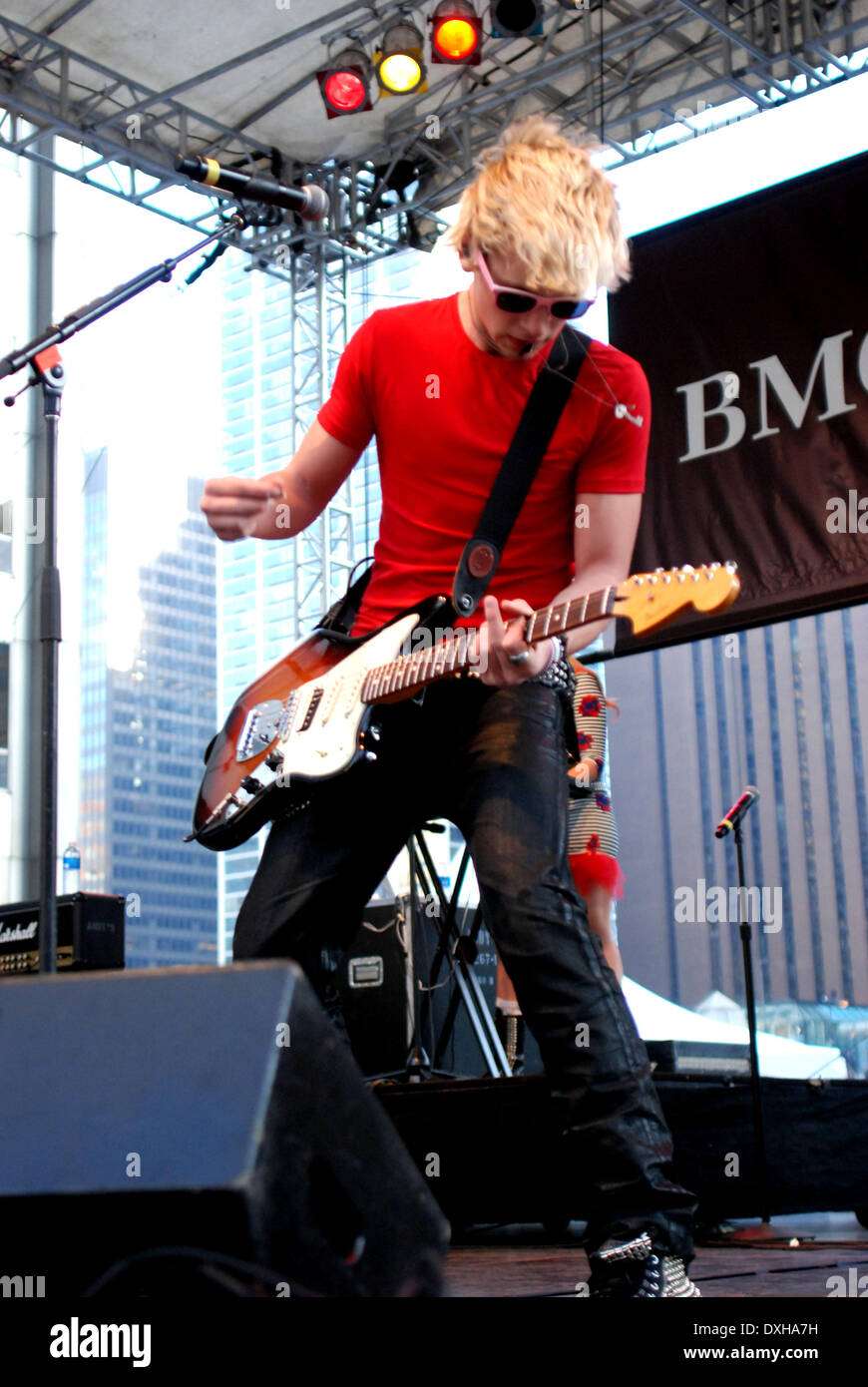 R5 Performs At The Bmo Harris Bank Magnificent Mile Lights