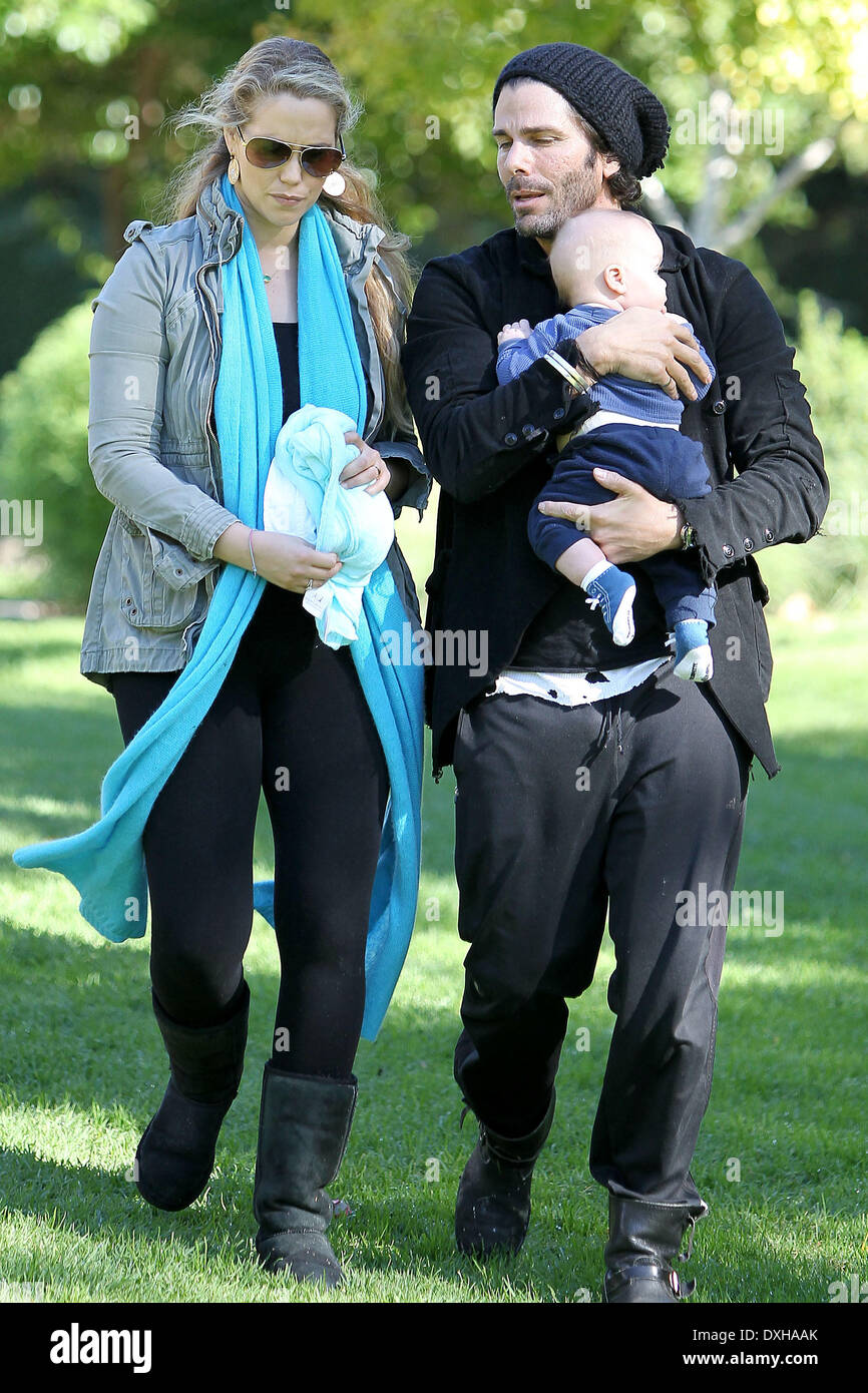 Elizabeth Berkley and husband Greg Lauren take their son Sky Cole Lauren to  Coldwater Canyon Park in Beverly Hills Los Angeles, California - 18.11.12  Featuring: Elizabeth Berkley and husband Greg Lauren When: