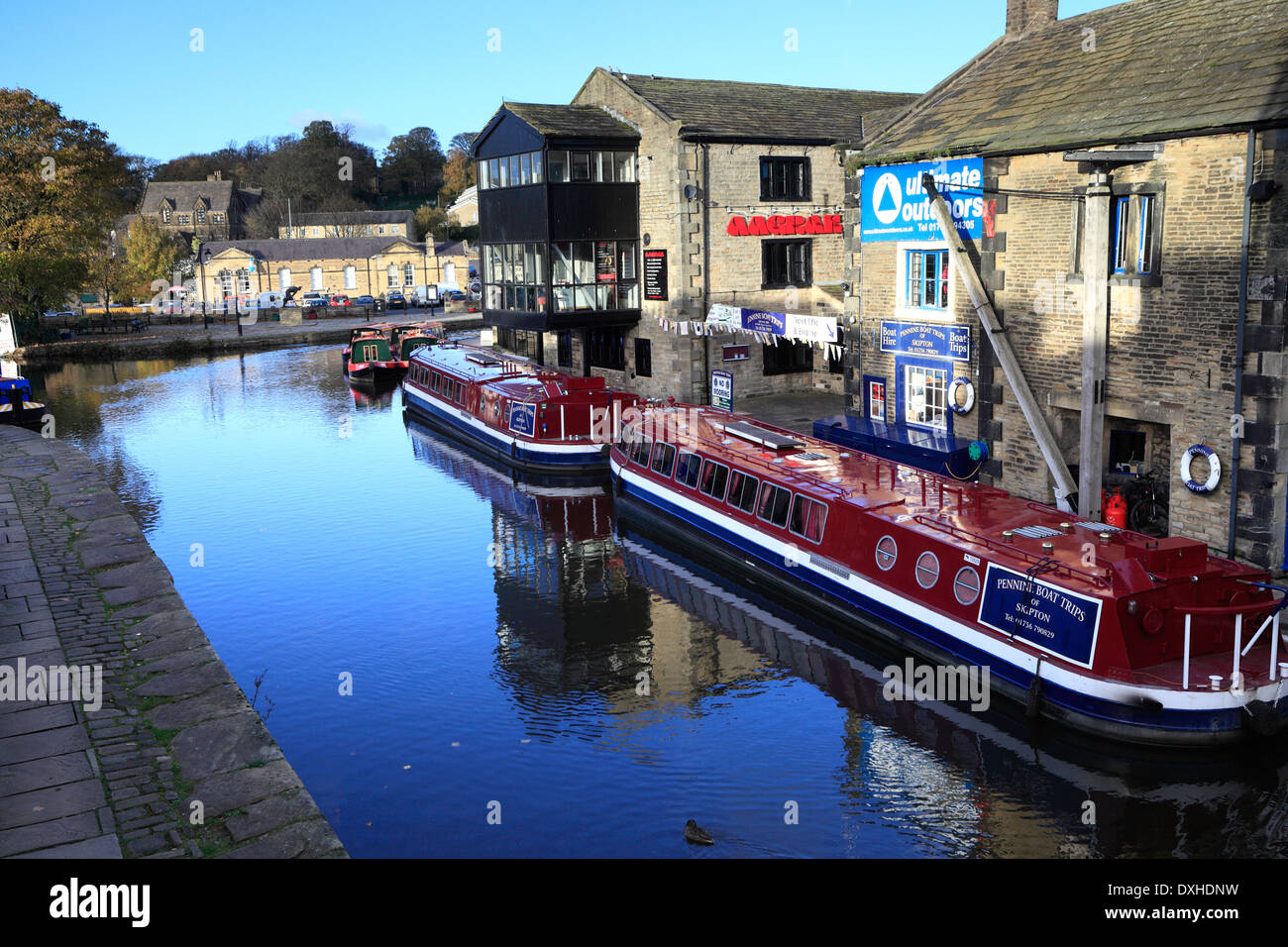 Narrowboats on the Leeds and Liverpool Canal, in the market town of Skipton, North Yorkshire, England, UK Stock Photo