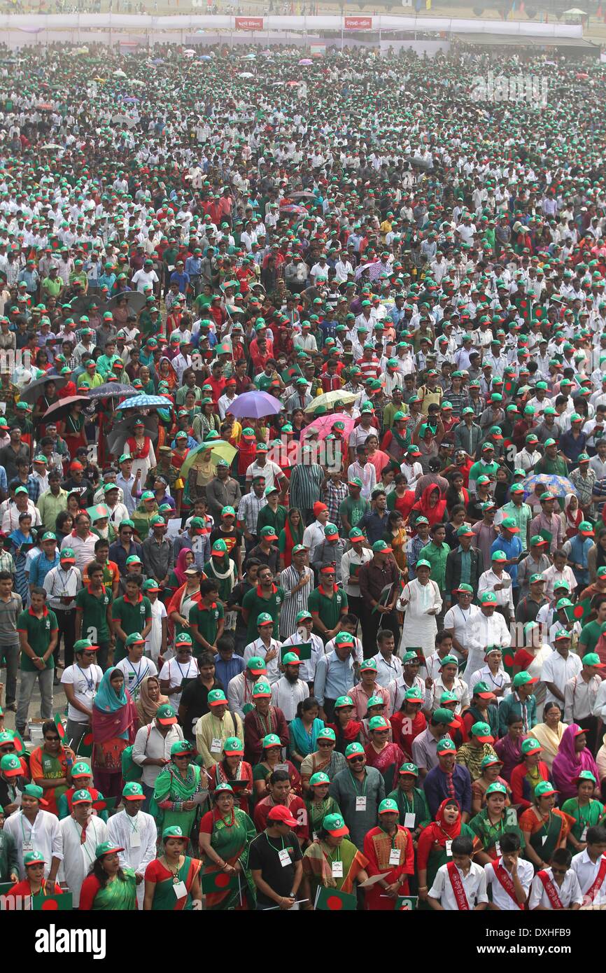 Dhaka, Bangladesh. 26th Mar, 2014. Thousands of Bangladeshi people sing the national anthem at National Parade Square in Dhaka. Bangladesh witnessed a historic moment on its 43rd Independence Day when 254,681 people gathered and sang the national anthem in chorus. On May 6 last year, the Sahara India Pariwar had set a Guinness World record by arranging the singing of the Indian national anthem by 121,653 people. Credit:  Monirul Alam/ZUMAPRESS.com/Alamy Live News Stock Photo