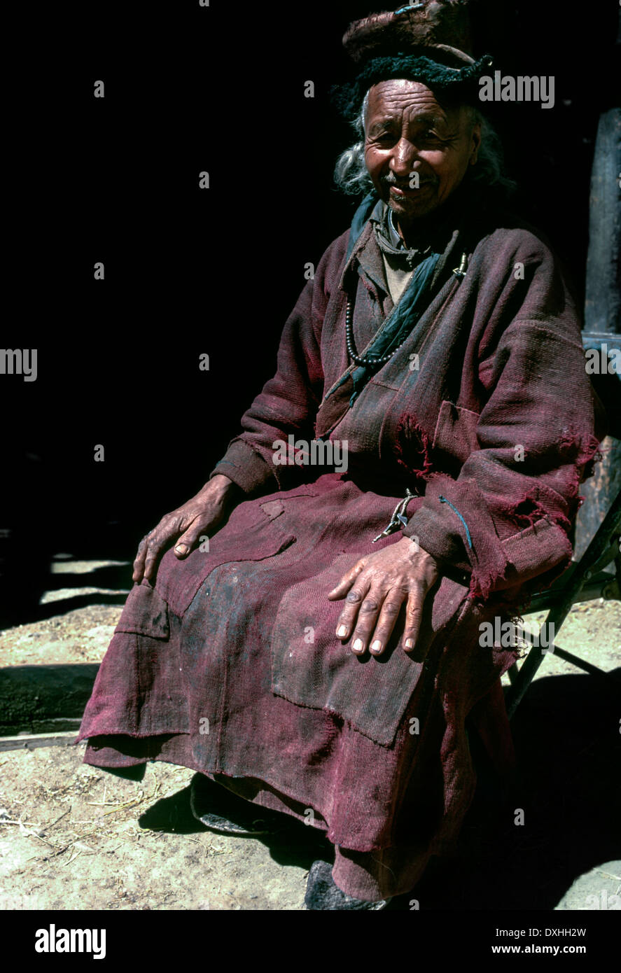 Old man sitting on chair hi-res stock photography and images - Alamy