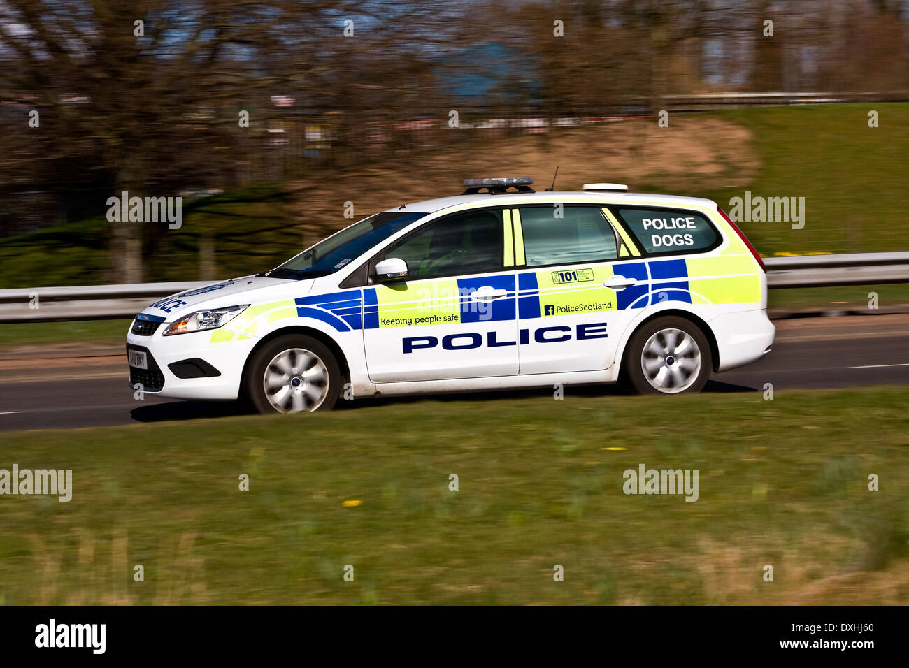 A Police Scotland Police Car responds to an emergency 999 call on Dundee's Kingsway West Dual Carriageway, Scotland Stock Photo