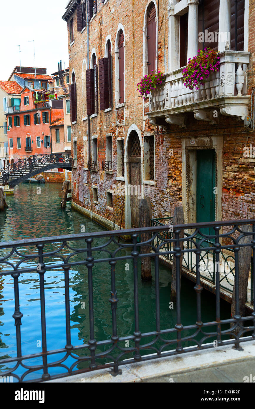 Iron bridge venice italy hi-res stock photography and images - Alamy